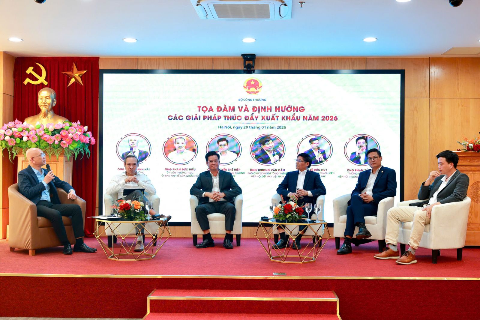 Hà Nội tập trung 3 động lực chủ yếu để đạt mục tiêu tăng trưởng kim ngạch xuất khẩu 12% trong năm 2026 - ảnh 1