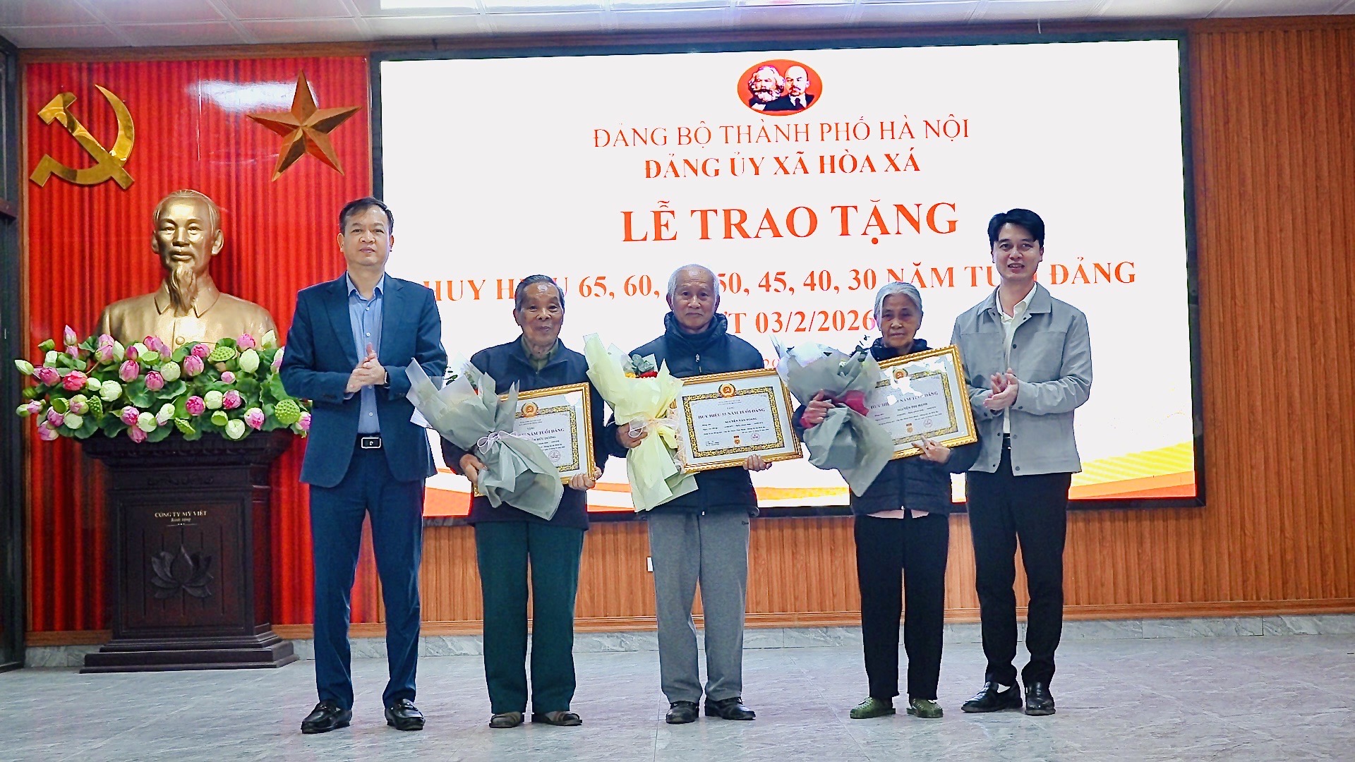 Xã Hoà Xá trao Huy hiệu Đảng cho 33 đảng viên tiêu biểu - ảnh 6