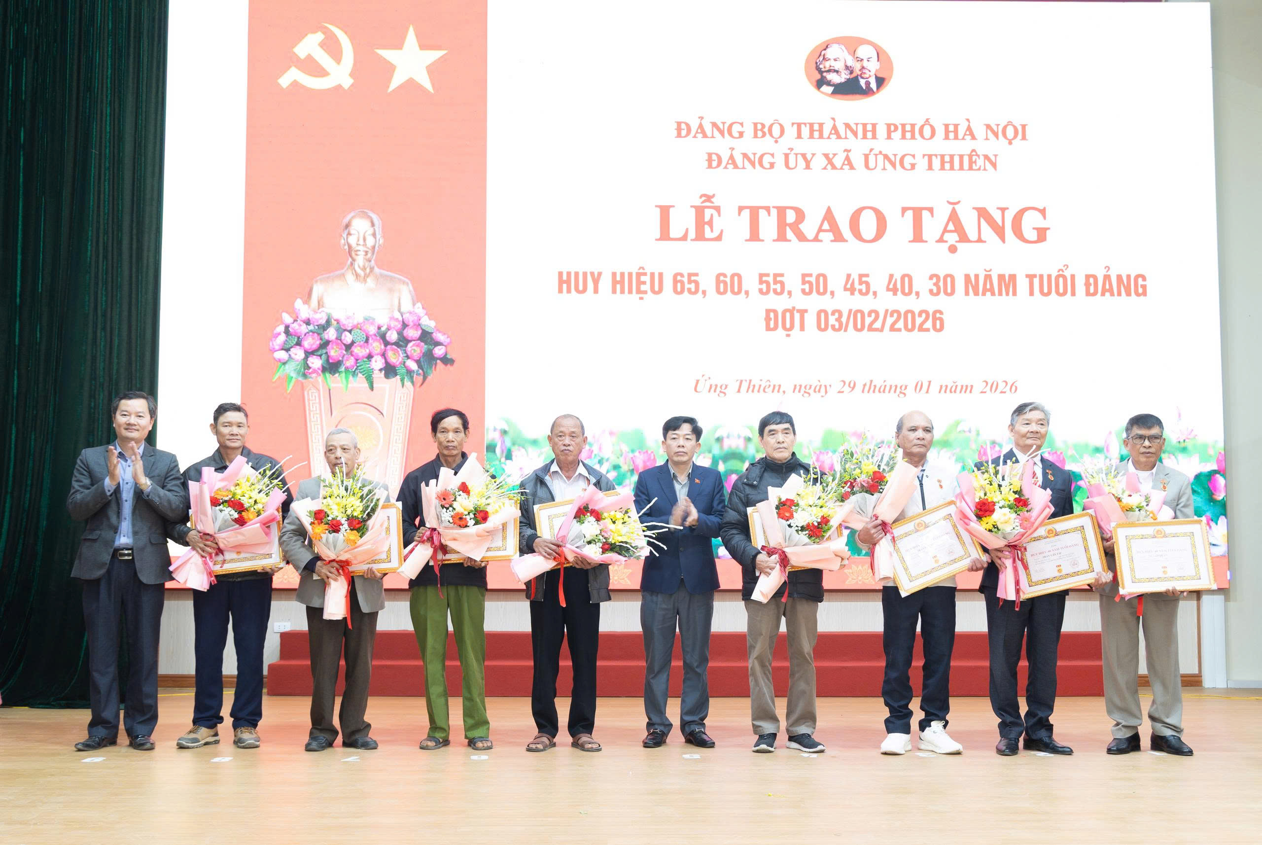 Xã Ứng Thiên trao Huy hiệu Đảng cho 36 đảng viên tiêu biểu - ảnh 9