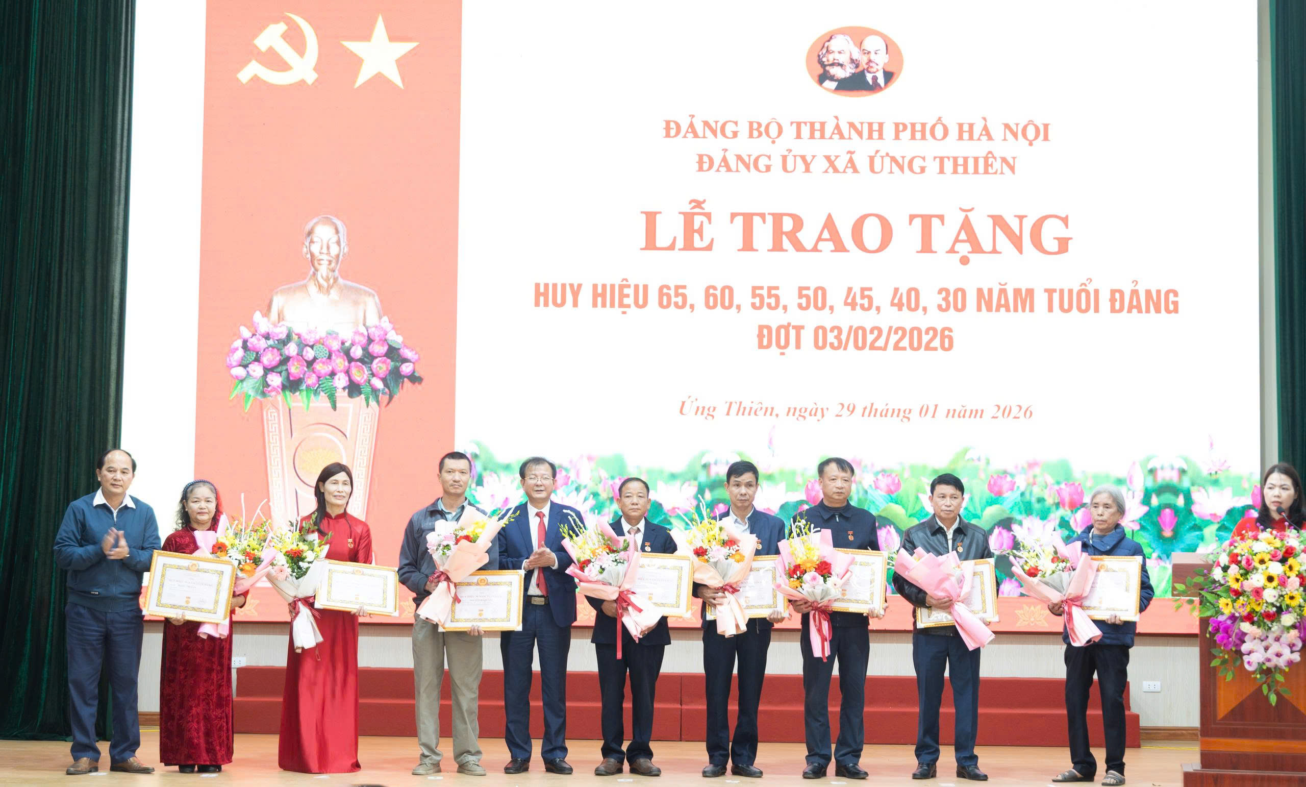 Xã Ứng Thiên trao Huy hiệu Đảng cho 36 đảng viên tiêu biểu - ảnh 8