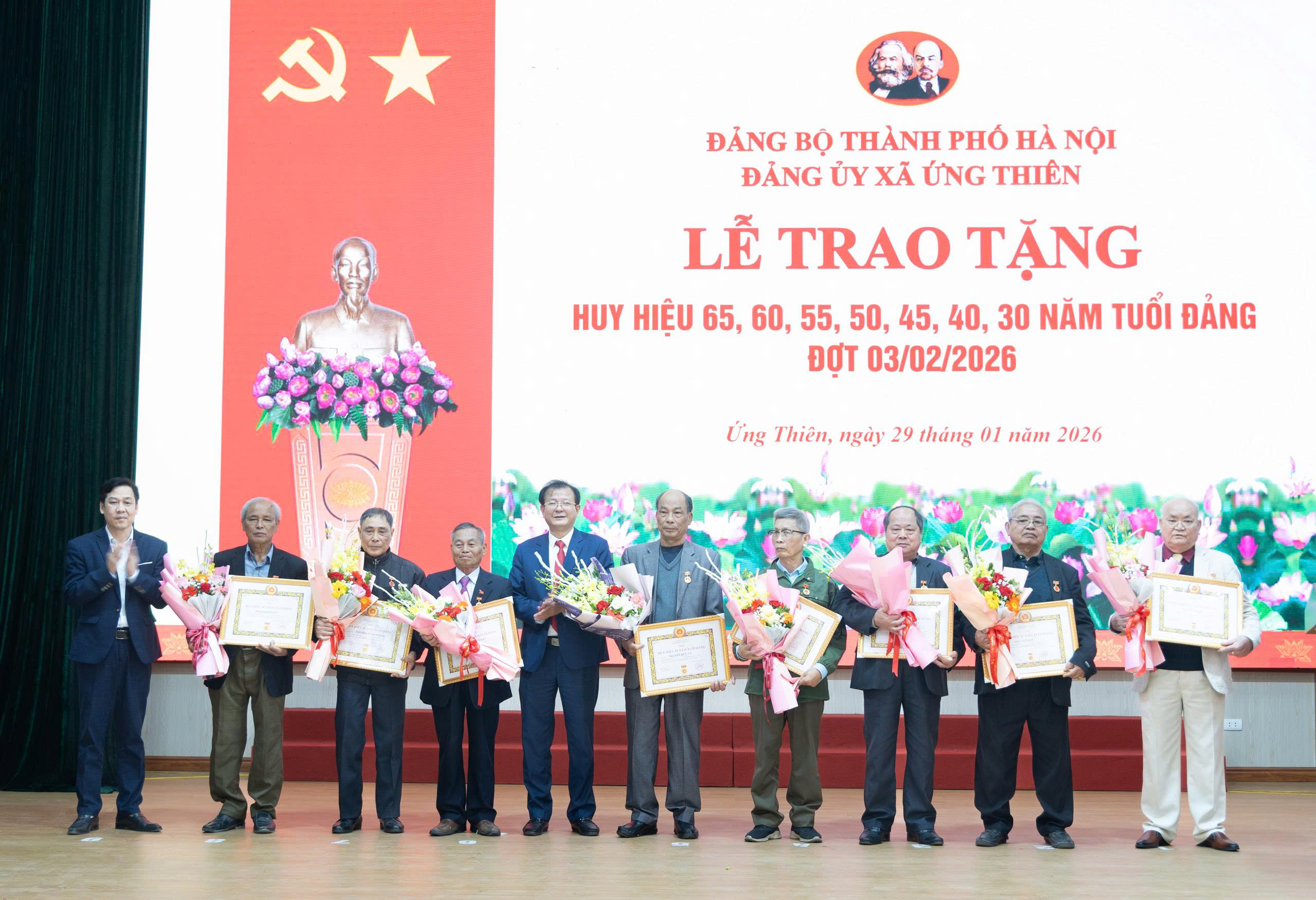 Xã Ứng Thiên trao Huy hiệu Đảng cho 36 đảng viên tiêu biểu - ảnh 7