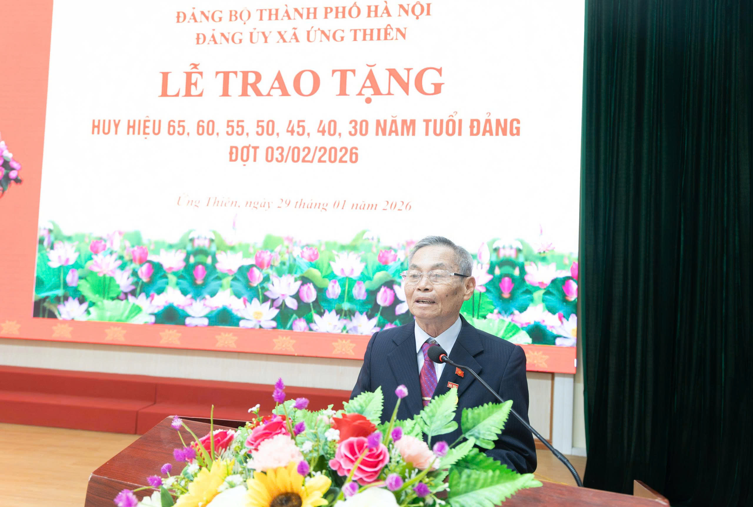 Xã Ứng Thiên trao Huy hiệu Đảng cho 36 đảng viên tiêu biểu - ảnh 3