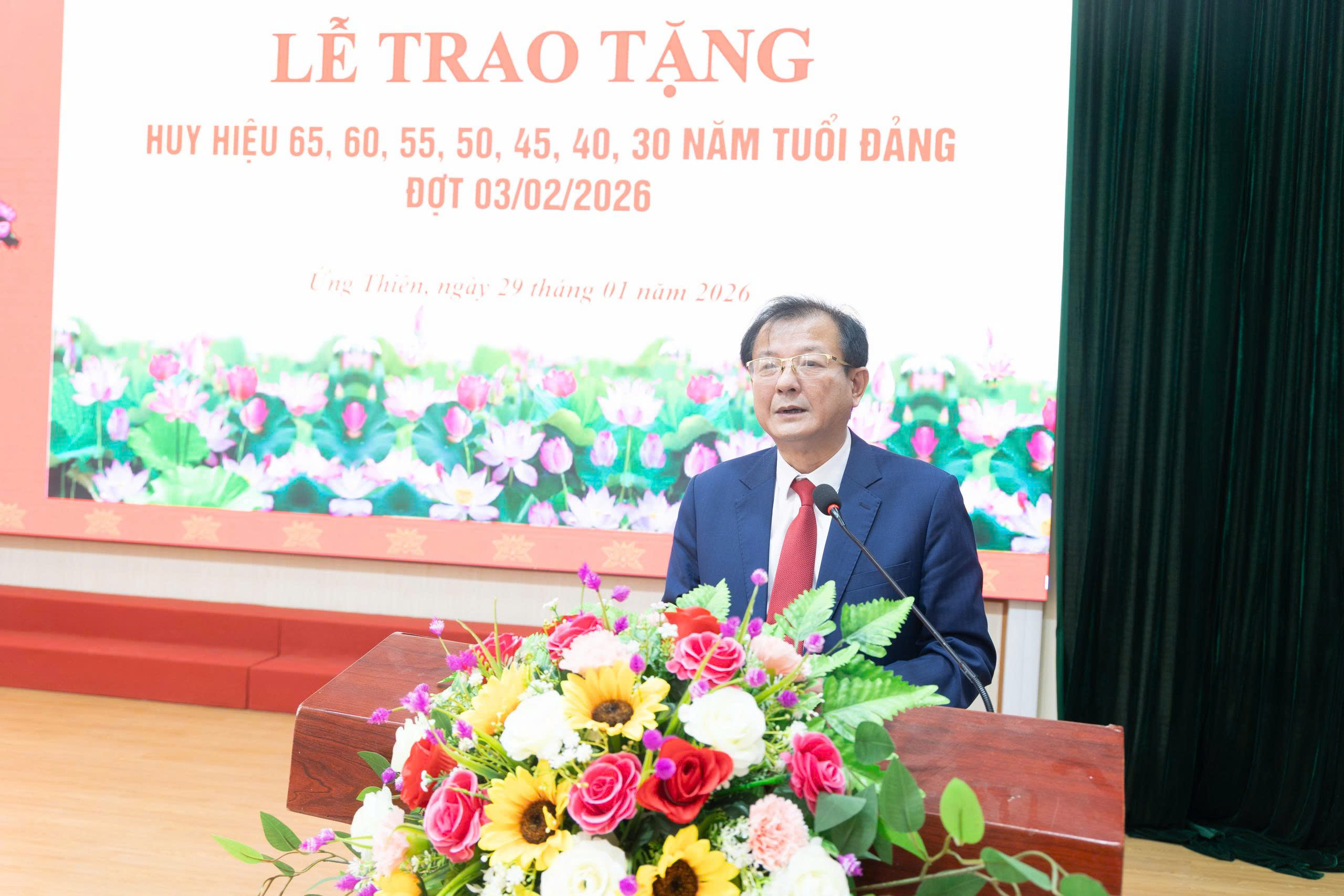 Xã Ứng Thiên trao Huy hiệu Đảng cho 36 đảng viên tiêu biểu - ảnh 4