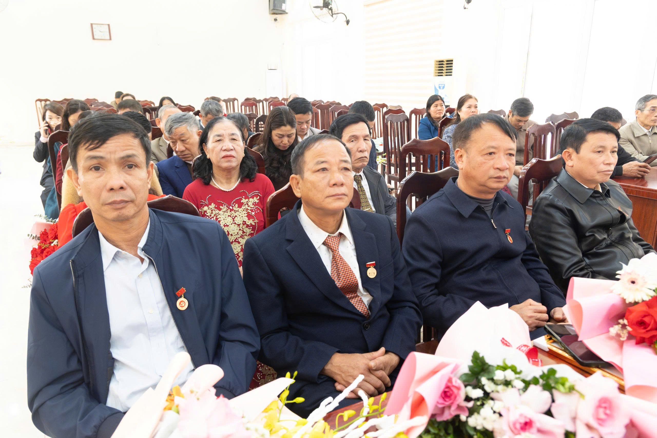 Xã Ứng Thiên trao Huy hiệu Đảng cho 36 đảng viên tiêu biểu - ảnh 2