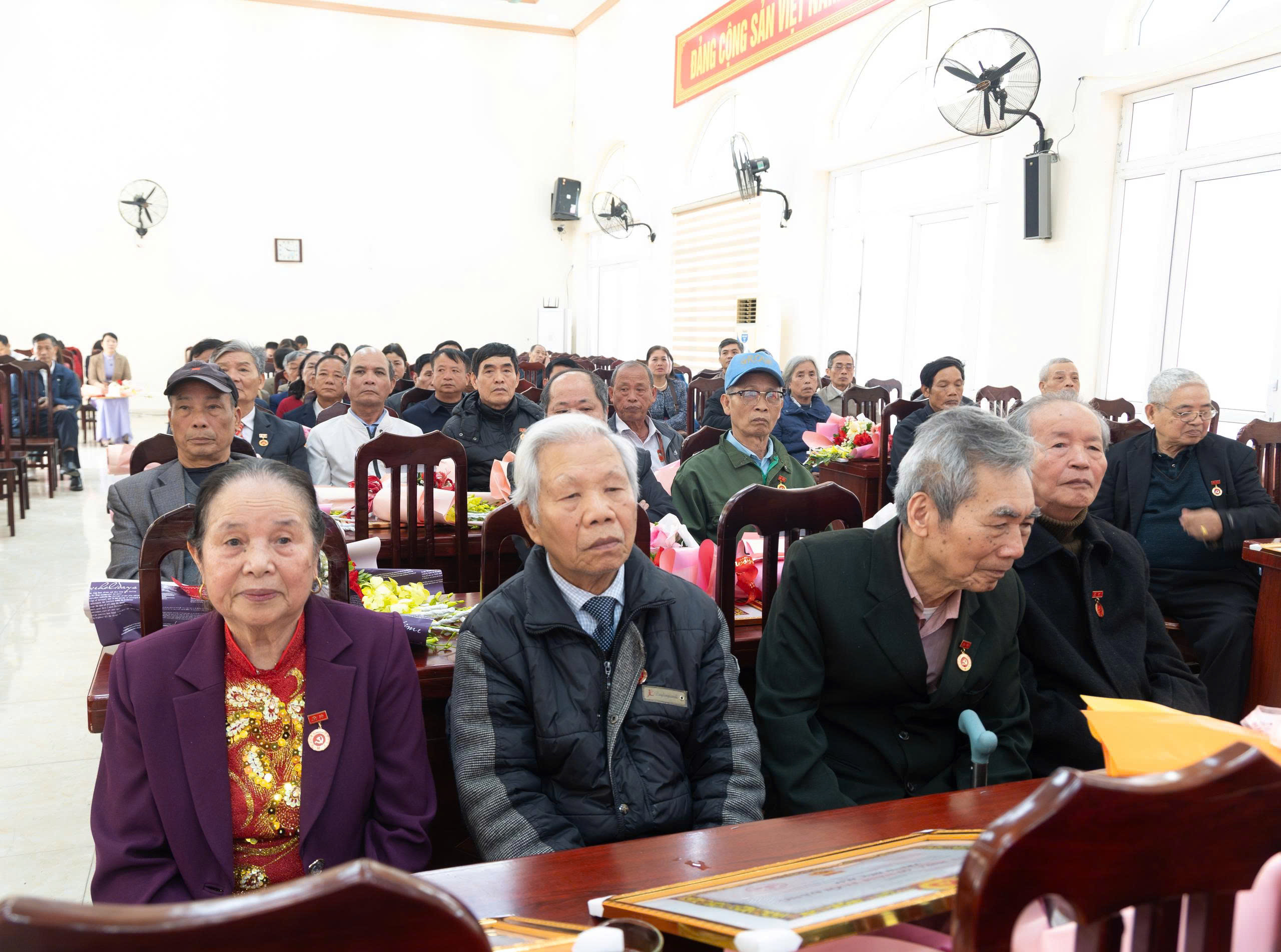 Xã Ứng Thiên trao Huy hiệu Đảng cho 36 đảng viên tiêu biểu - ảnh 1