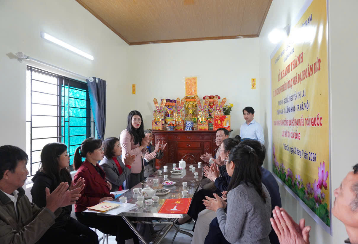 Xã Ứng Hoà: Trao kinh phí hỗ trợ xây, sửa nhà “Đại đoàn kết” cho 6 hộ gia đình có hoàn cảnh khó khăn - ảnh 1