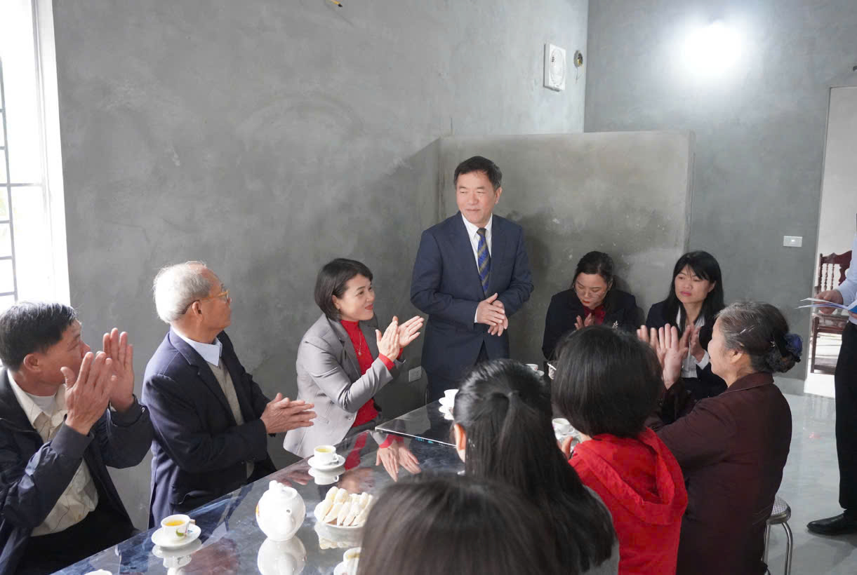 Xã Ứng Hoà: Trao kinh phí hỗ trợ xây, sửa nhà “Đại đoàn kết” cho 6 hộ gia đình có hoàn cảnh khó khăn - ảnh 2