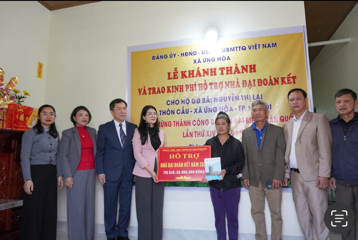 Xã Ứng Hoà: Trao kinh phí hỗ trợ xây, sửa nhà “Đại đoàn kết” cho 6 hộ gia đình có hoàn cảnh khó khăn - ảnh 3