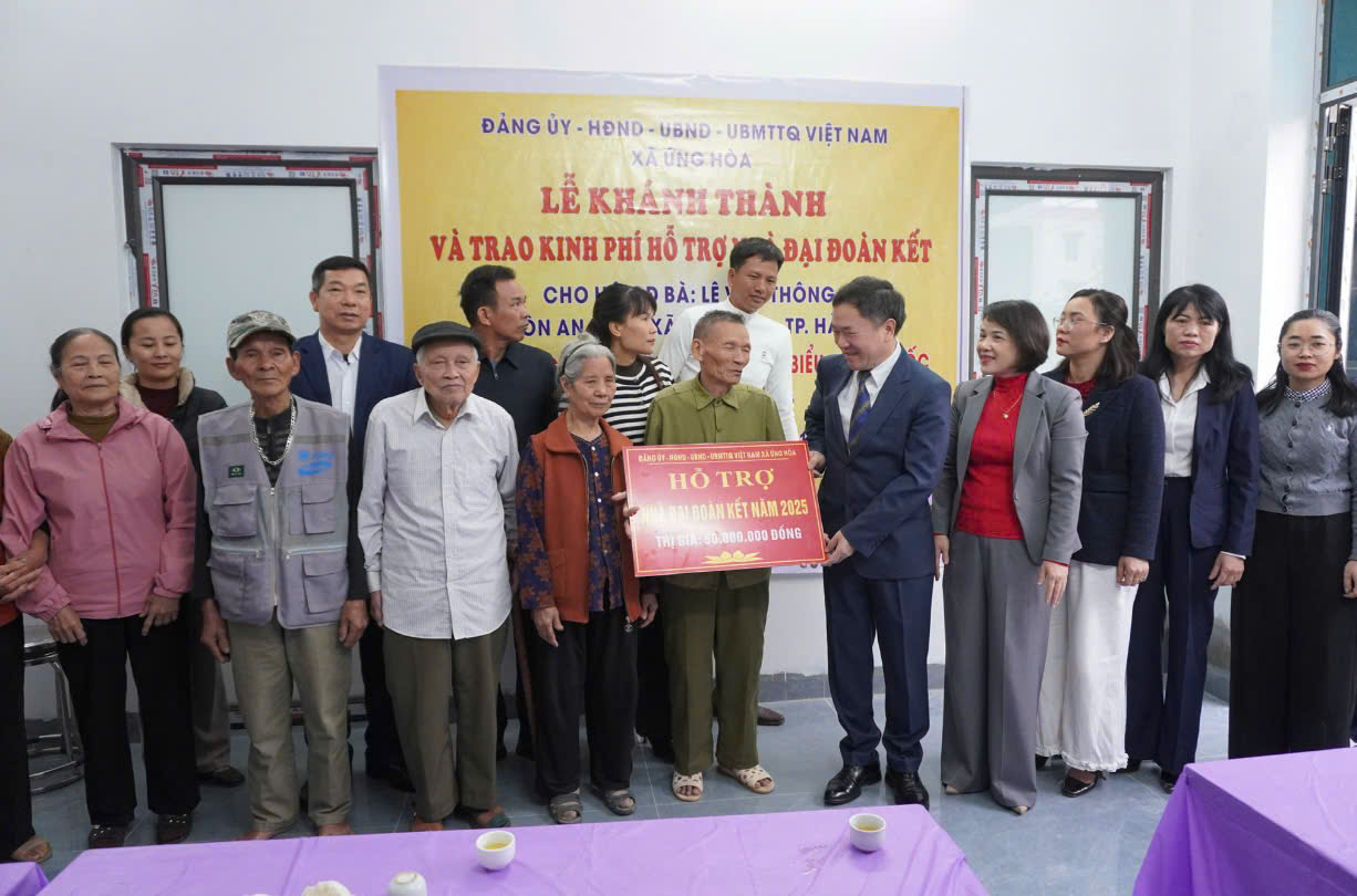 Xã Ứng Hoà: Trao kinh phí hỗ trợ xây, sửa nhà “Đại đoàn kết” cho 6 hộ gia đình có hoàn cảnh khó khăn - ảnh 7