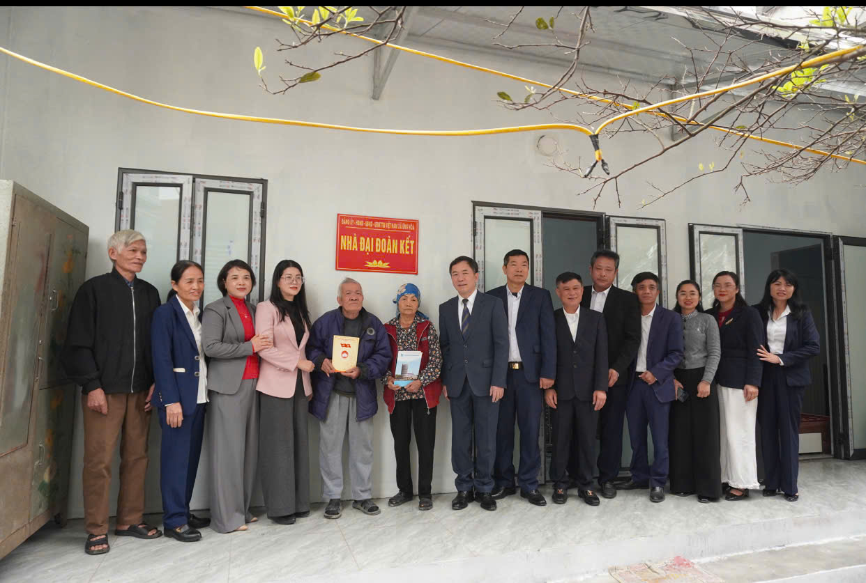 Xã Ứng Hoà: Trao kinh phí hỗ trợ xây, sửa nhà “Đại đoàn kết” cho 6 hộ gia đình có hoàn cảnh khó khăn - ảnh 5