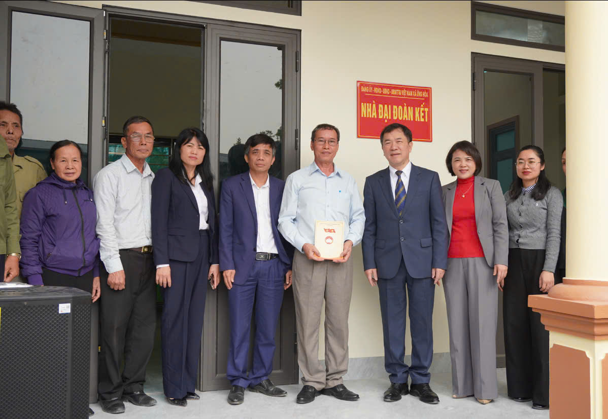 Xã Ứng Hoà: Trao kinh phí hỗ trợ xây, sửa nhà “Đại đoàn kết” cho 6 hộ gia đình có hoàn cảnh khó khăn - ảnh 4