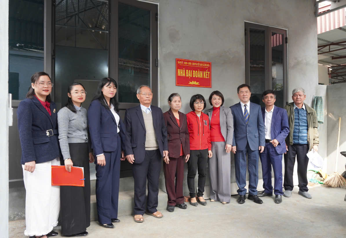 Xã Ứng Hoà: Trao kinh phí hỗ trợ xây, sửa nhà “Đại đoàn kết” cho 6 hộ gia đình có hoàn cảnh khó khăn - ảnh 8