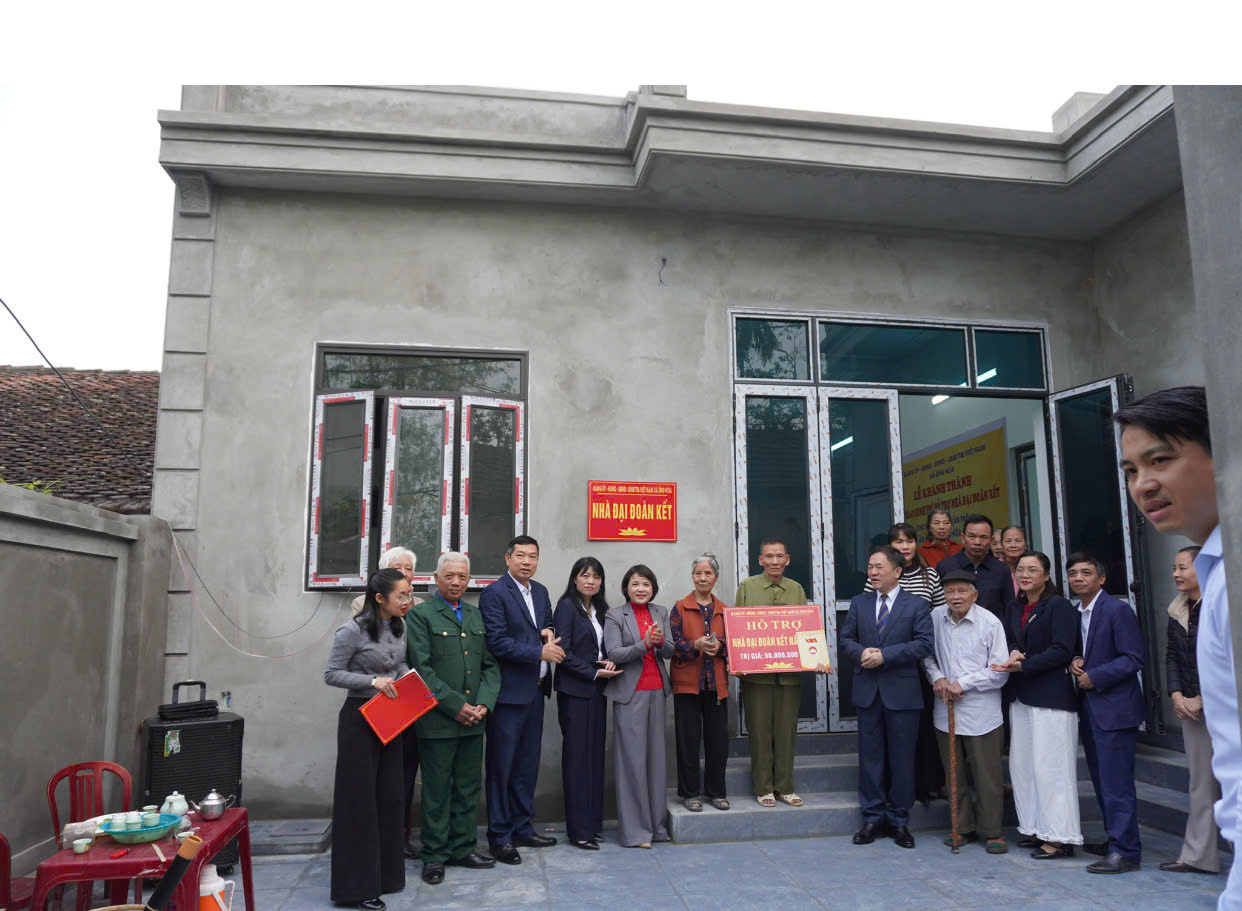 Xã Ứng Hoà: Trao kinh phí hỗ trợ xây, sửa nhà “Đại đoàn kết” cho 6 hộ gia đình có hoàn cảnh khó khăn - ảnh 6