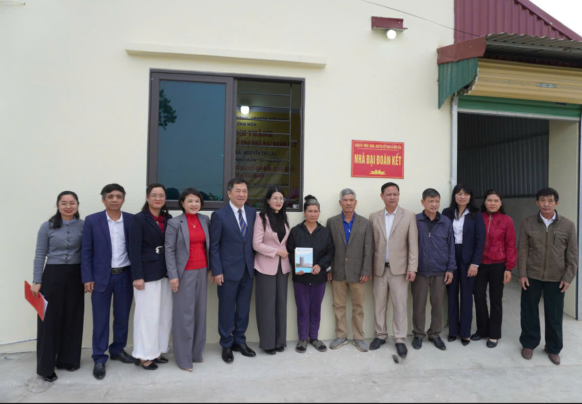 Xã Ứng Hoà: Trao kinh phí hỗ trợ xây, sửa nhà “Đại đoàn kết” cho 6 hộ gia đình có hoàn cảnh khó khăn - ảnh 10