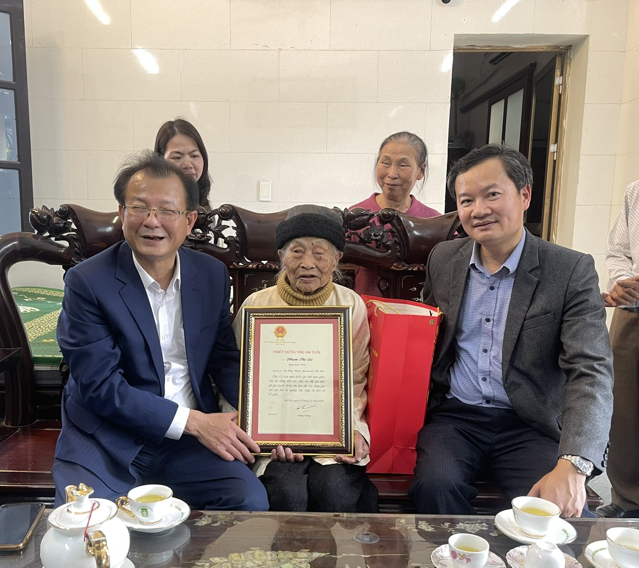 Xã Ứng Thiên chăm lo Tết Bính Ngọ 2026 cho người cao tuổi và đối tượng chính sách - ảnh 2