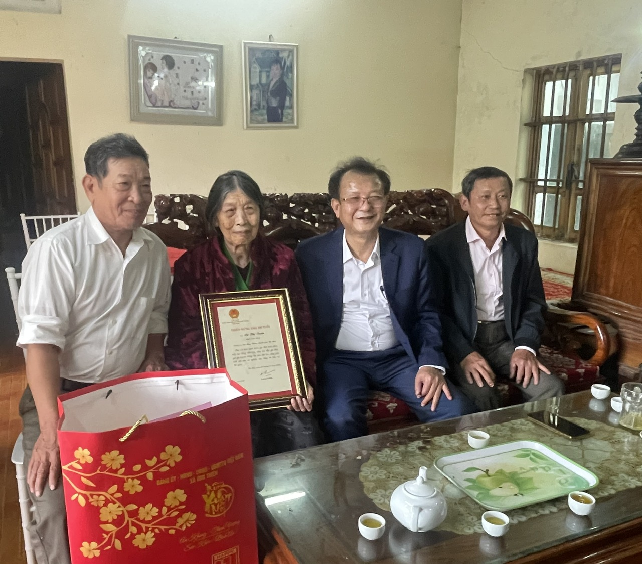 Xã Ứng Thiên chăm lo Tết Bính Ngọ 2026 cho người cao tuổi và đối tượng chính sách - ảnh 1