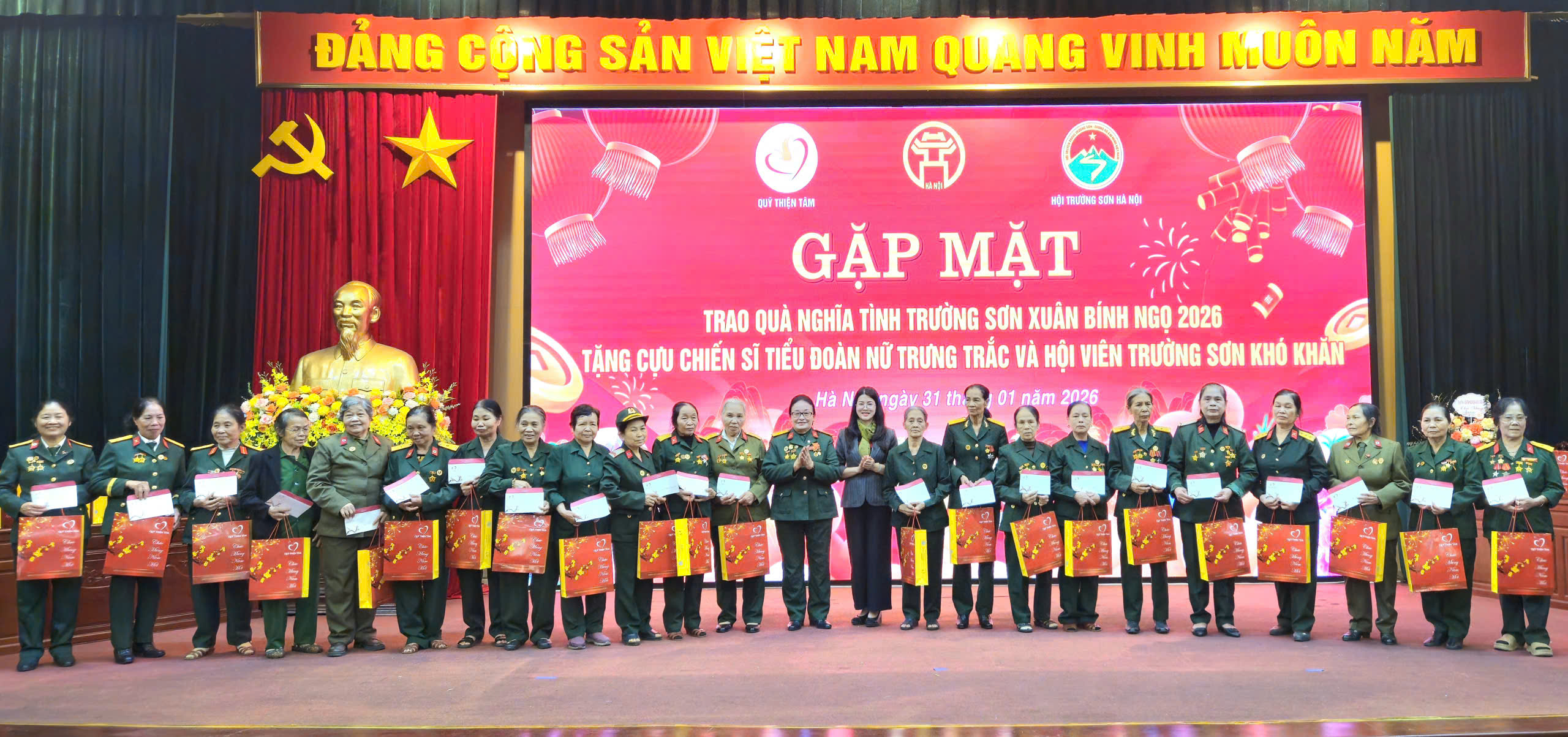 Trao 300 suất quà “Nghĩa tình Trường Sơn” tặng cựu nữ chiến sĩ Tiểu đoàn Trưng Trắc - ảnh 4