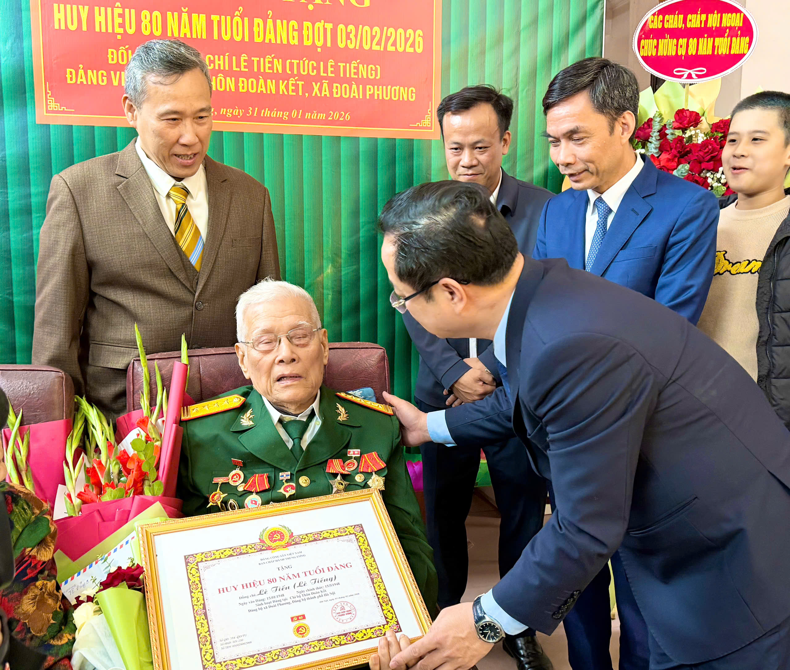 Đảng viên lão thành Lê Tiến tại xã Đoài Phương được trao tặng Huy hiệu Đảng 80 năm - ảnh 5