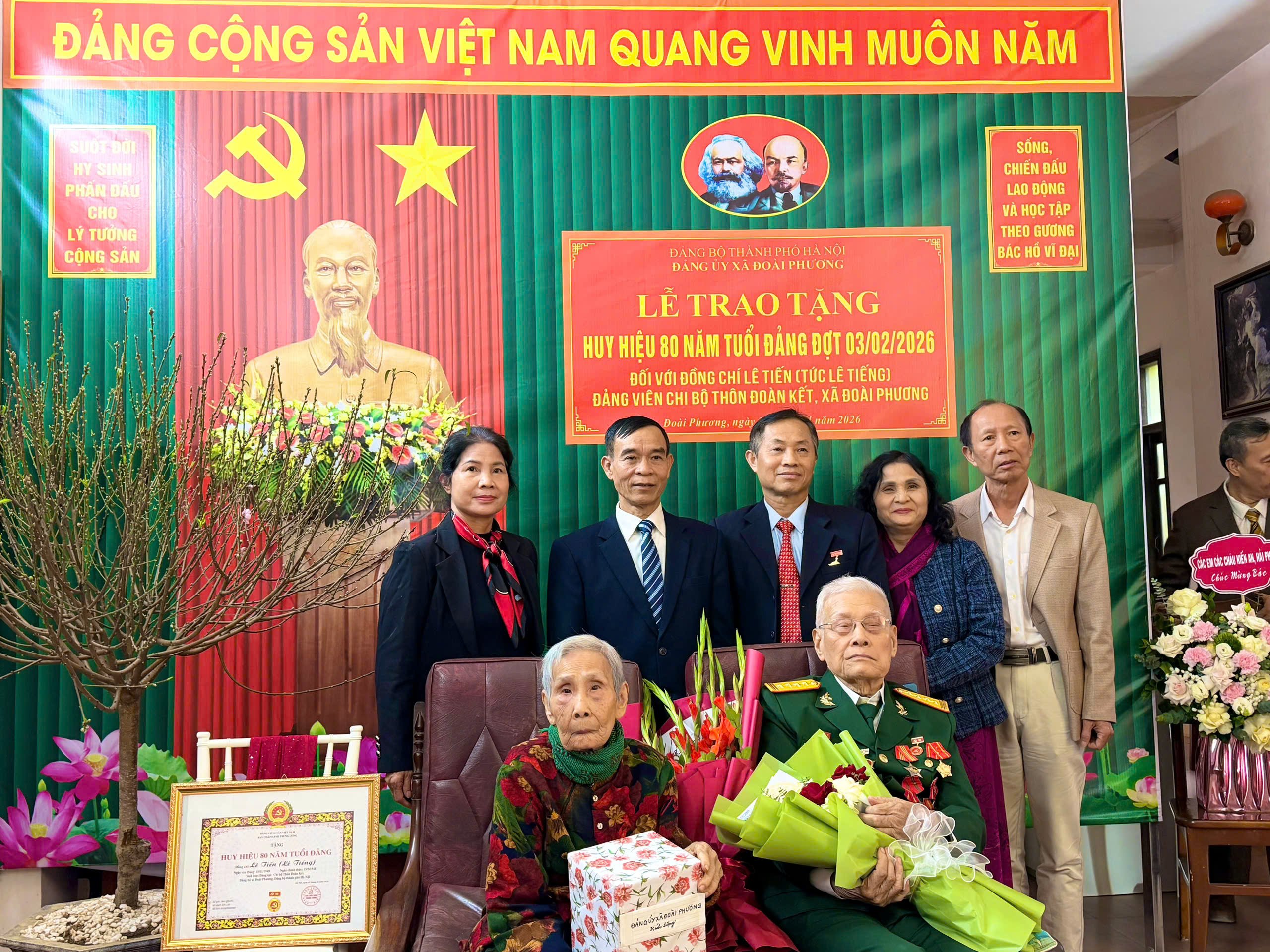 Đảng viên lão thành Lê Tiến tại xã Đoài Phương được trao tặng Huy hiệu Đảng 80 năm - ảnh 8