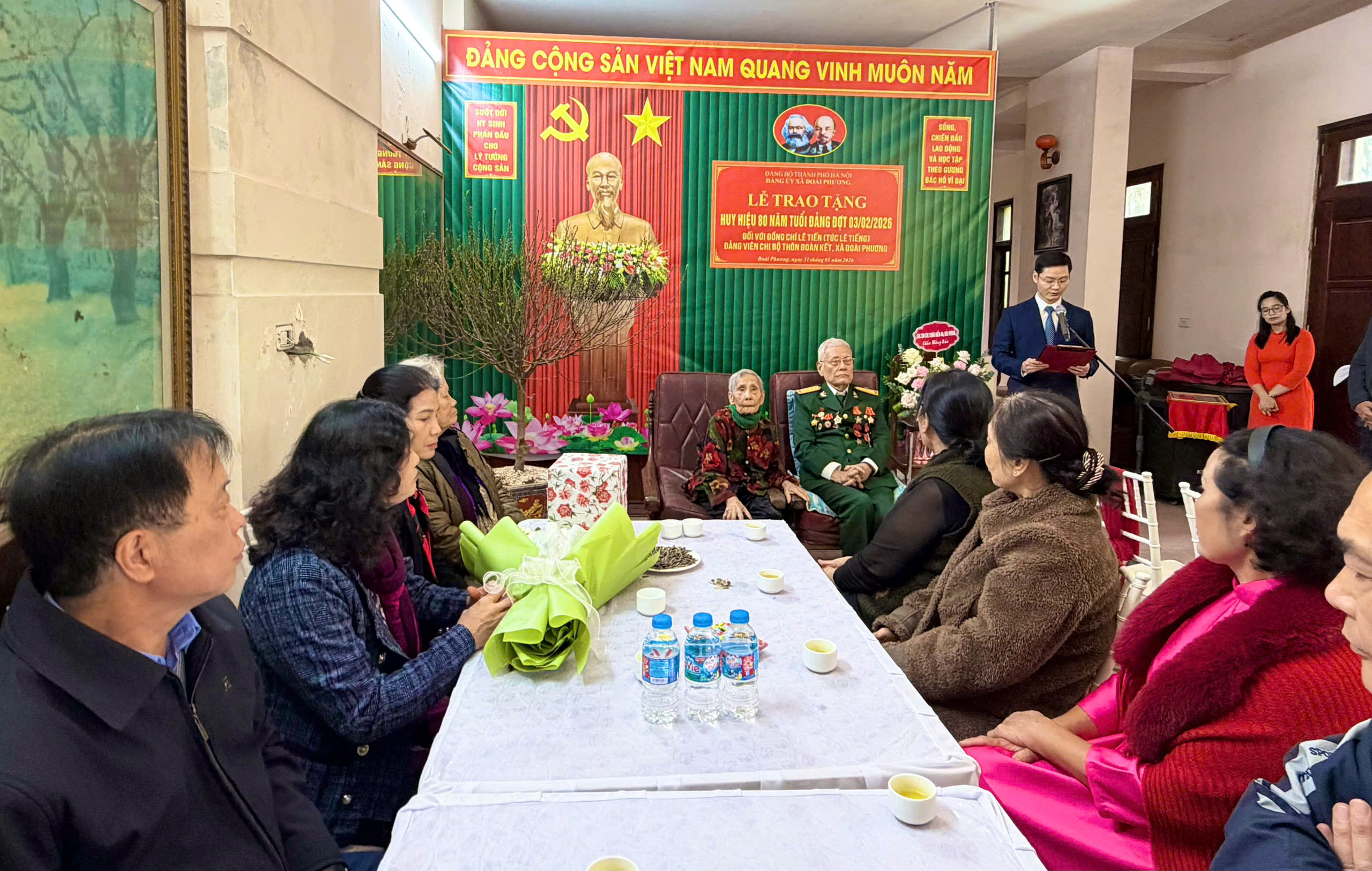 Đảng viên lão thành Lê Tiến tại xã Đoài Phương được trao tặng Huy hiệu Đảng 80 năm - ảnh 4