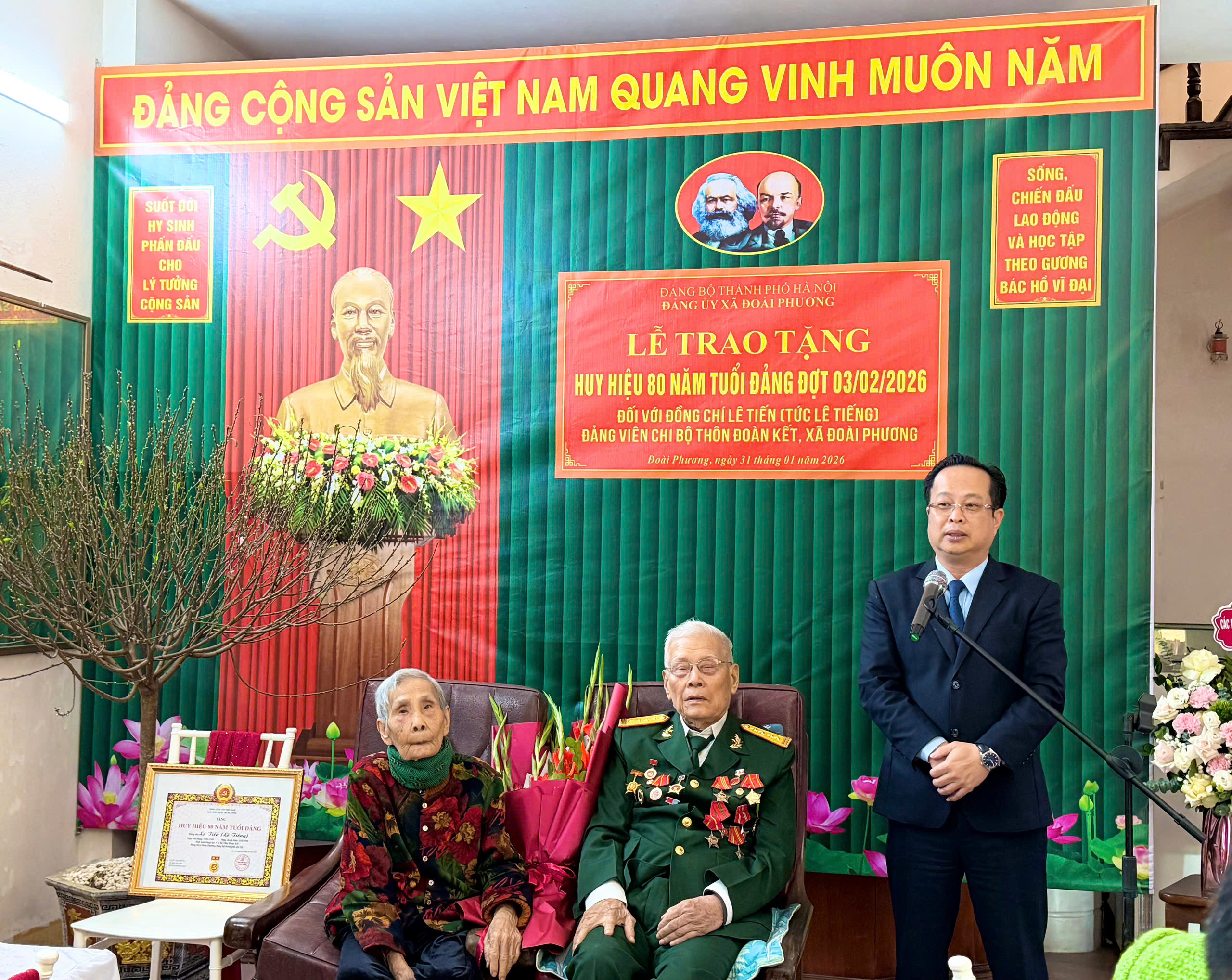 Đảng viên lão thành Lê Tiến tại xã Đoài Phương được trao tặng Huy hiệu Đảng 80 năm - ảnh 3