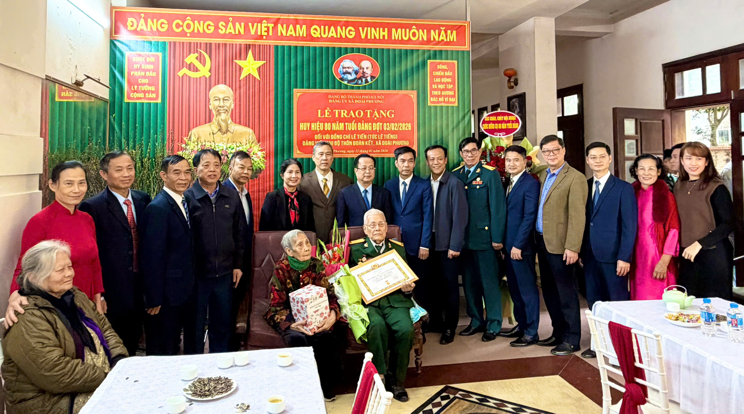 Đảng viên lão thành Lê Tiến tại xã Đoài Phương được trao tặng Huy hiệu Đảng 80 năm - ảnh 9