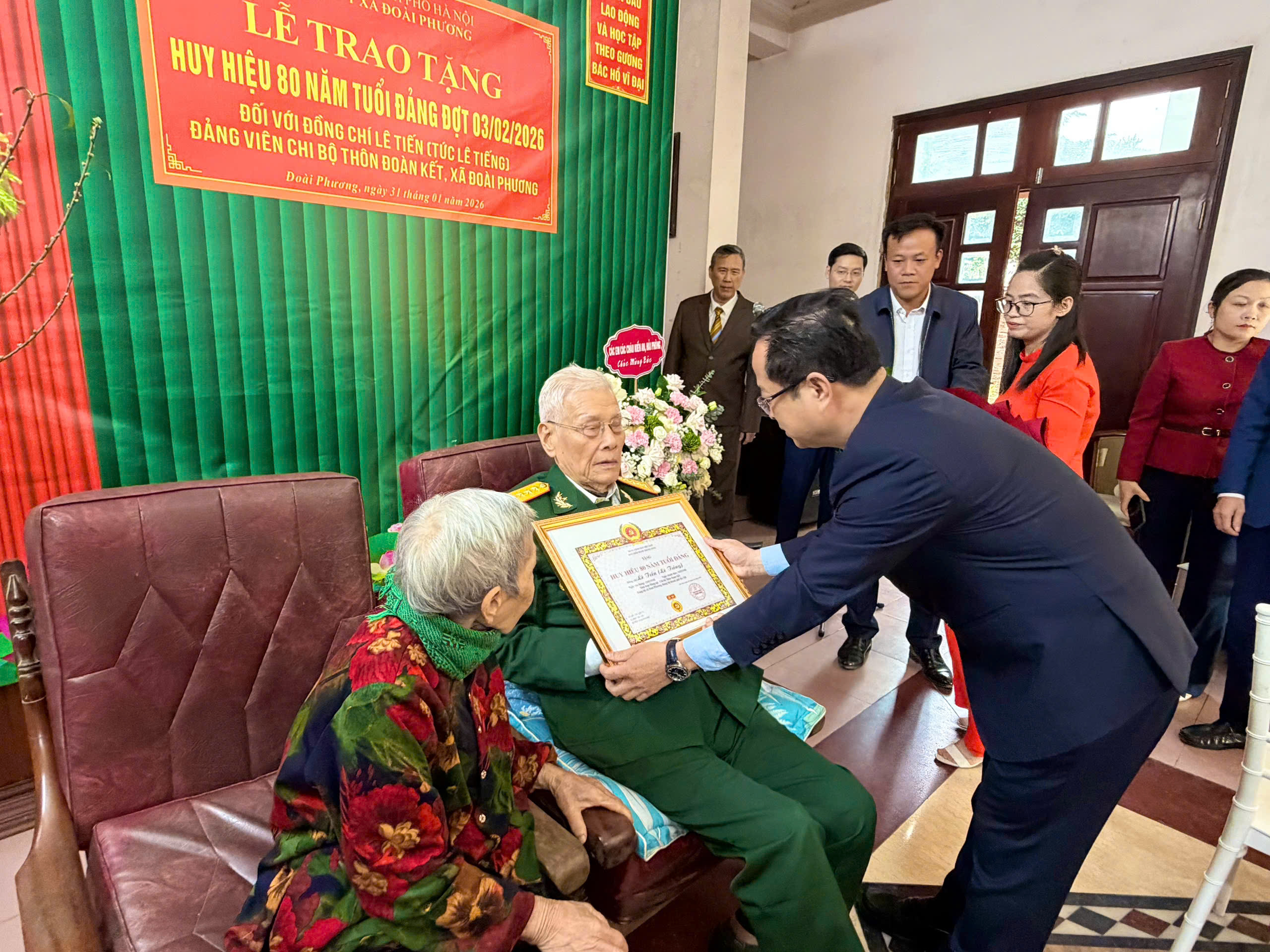 Đảng viên lão thành Lê Tiến tại xã Đoài Phương được trao tặng Huy hiệu Đảng 80 năm - ảnh 2