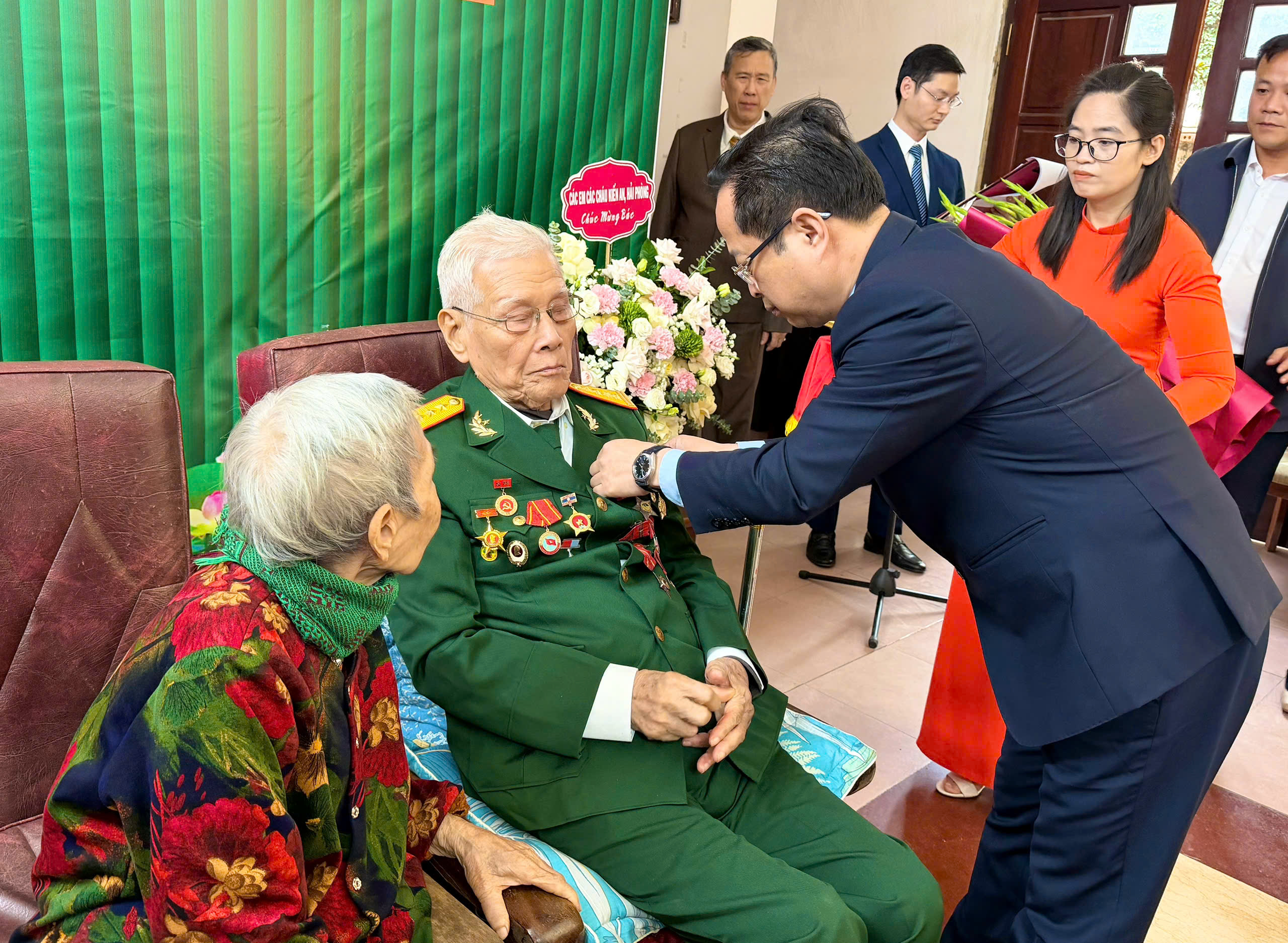 Đảng viên lão thành Lê Tiến tại xã Đoài Phương được trao tặng Huy hiệu Đảng 80 năm - ảnh 1