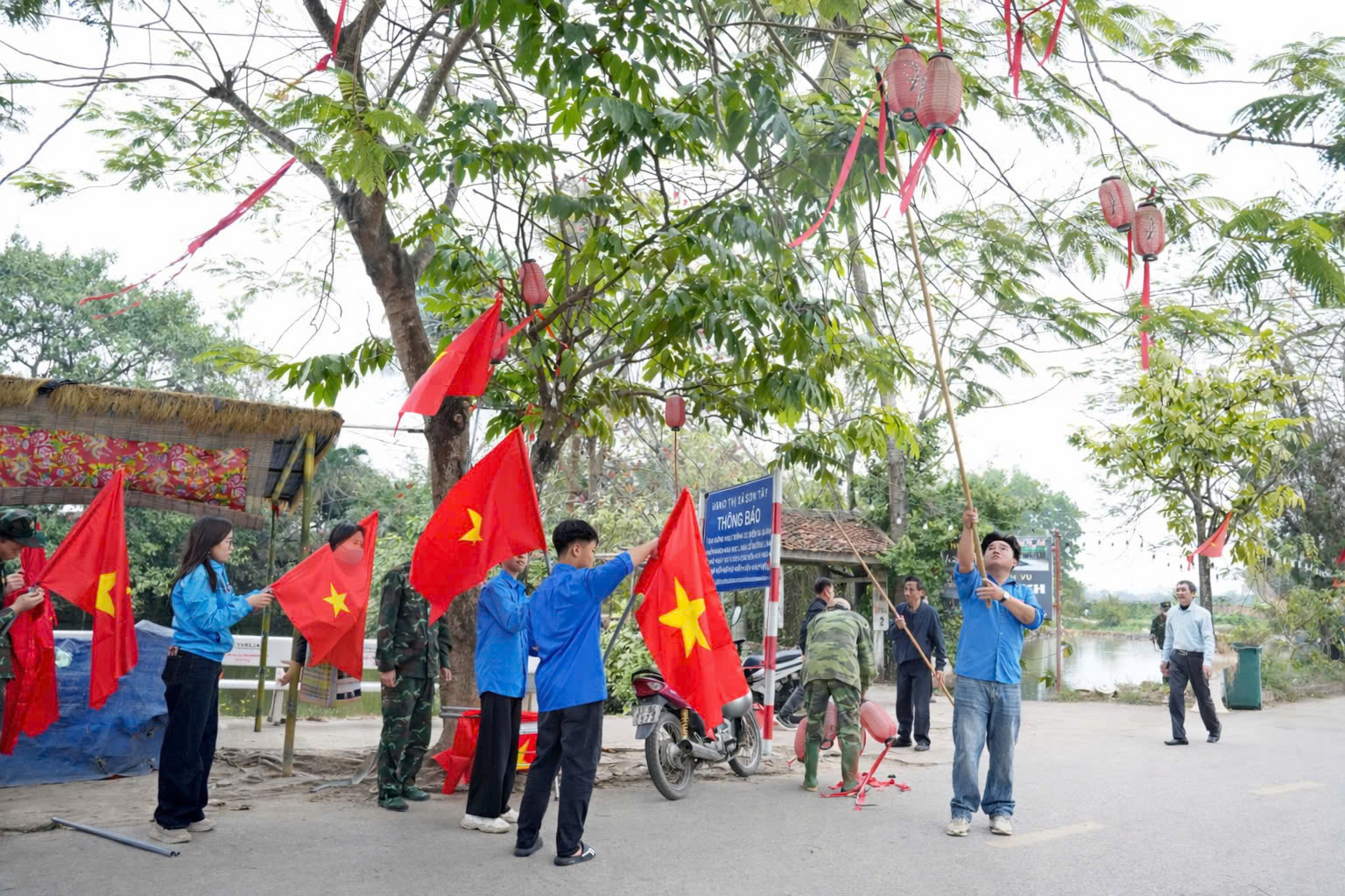Sơn Tây ra quân làm sạch môi trường tại khu Di tích Làng cổ Đường Lâm - ảnh 2