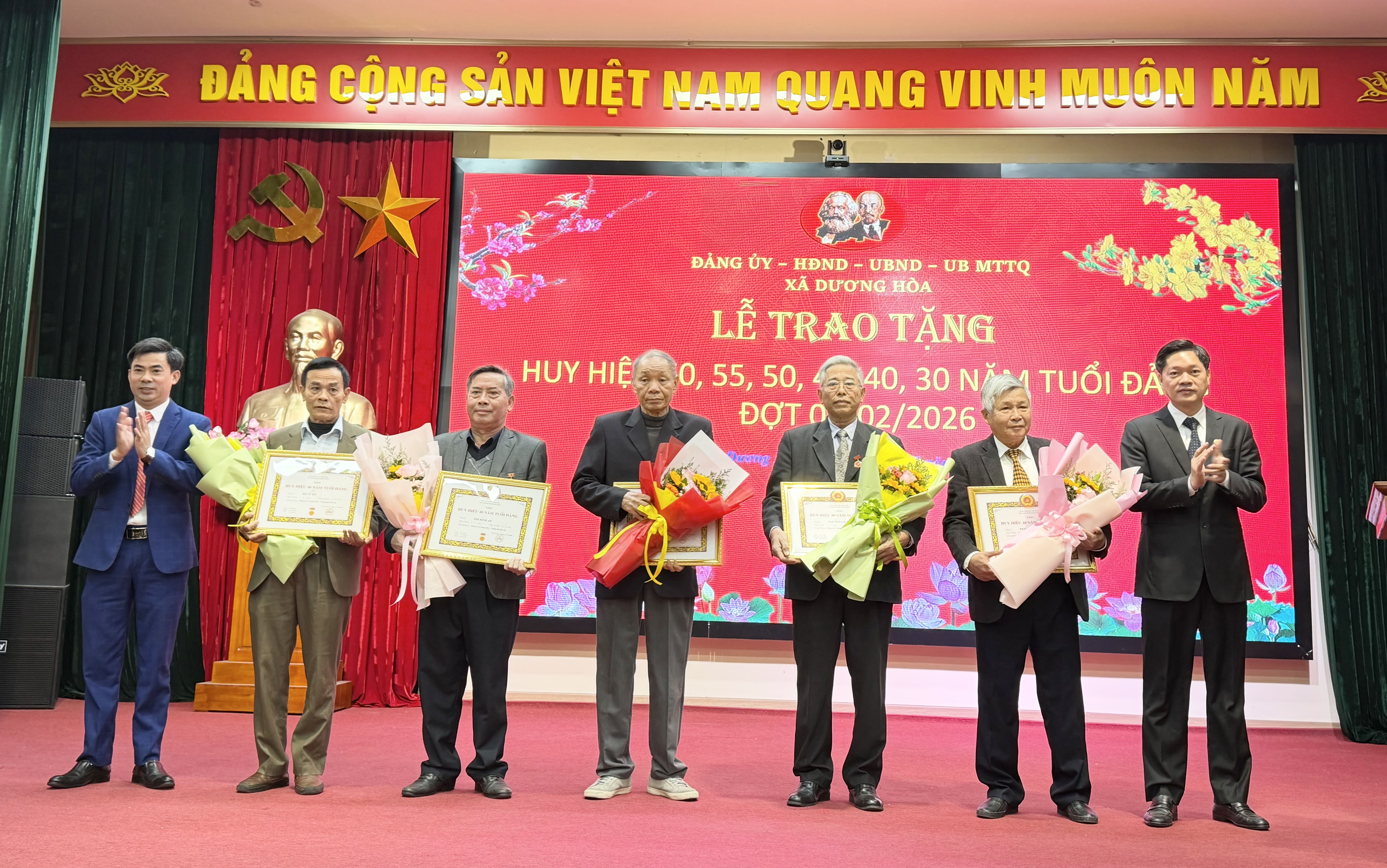 Xã Dương Hòa trao Huy hiệu Đảng đợt 3/2 đến 22 đảng viên tiêu biểu - ảnh 7