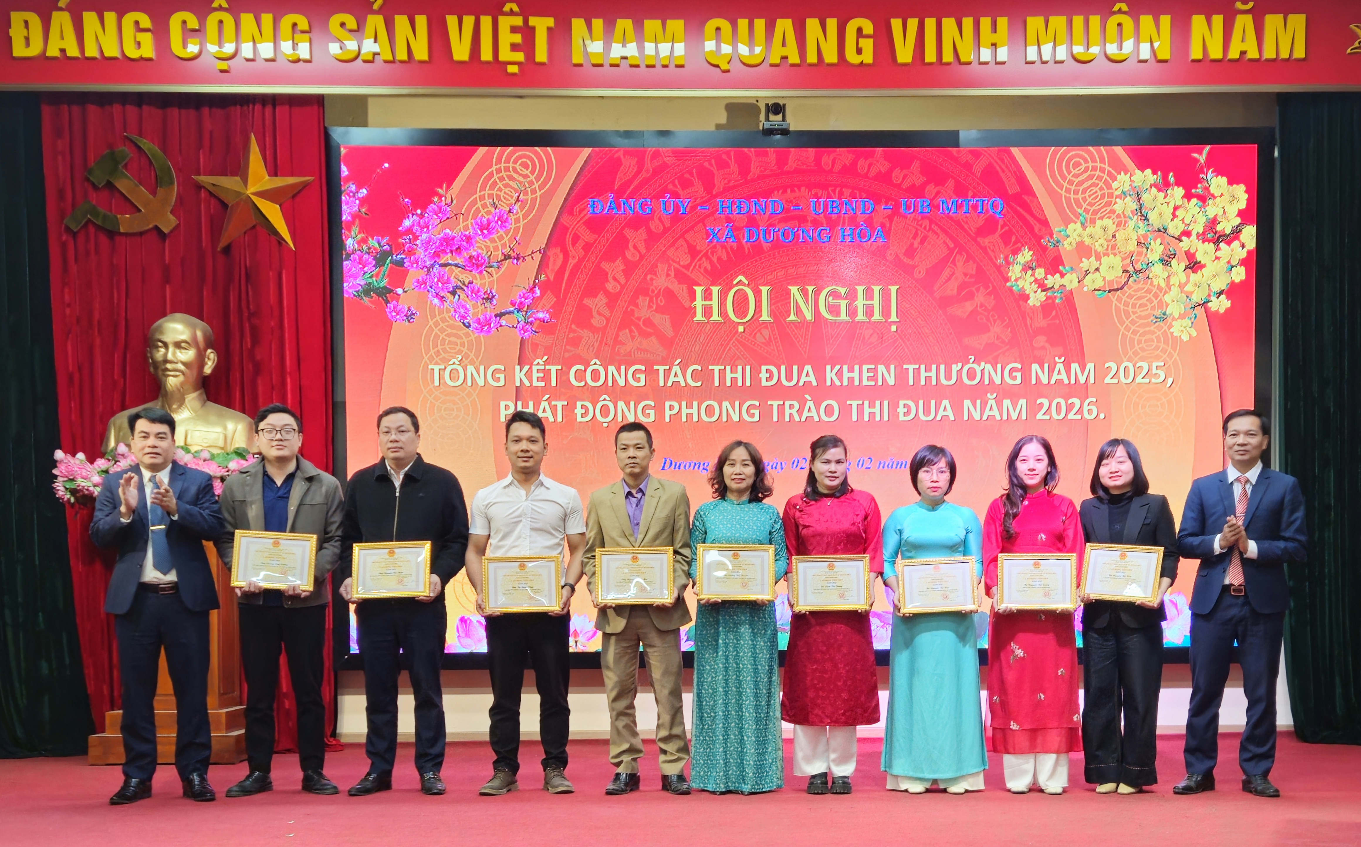 Xã Dương Hòa trao Huy hiệu Đảng đợt 3/2 đến 22 đảng viên tiêu biểu - ảnh 14