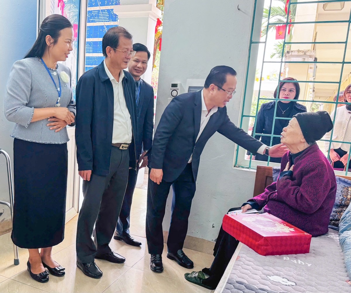 Phó Chủ tịch Thường trực HĐND TP Hà Nội Trần Thế Cương tặng quà người có công tại xã Ứng Thiên - ảnh 1