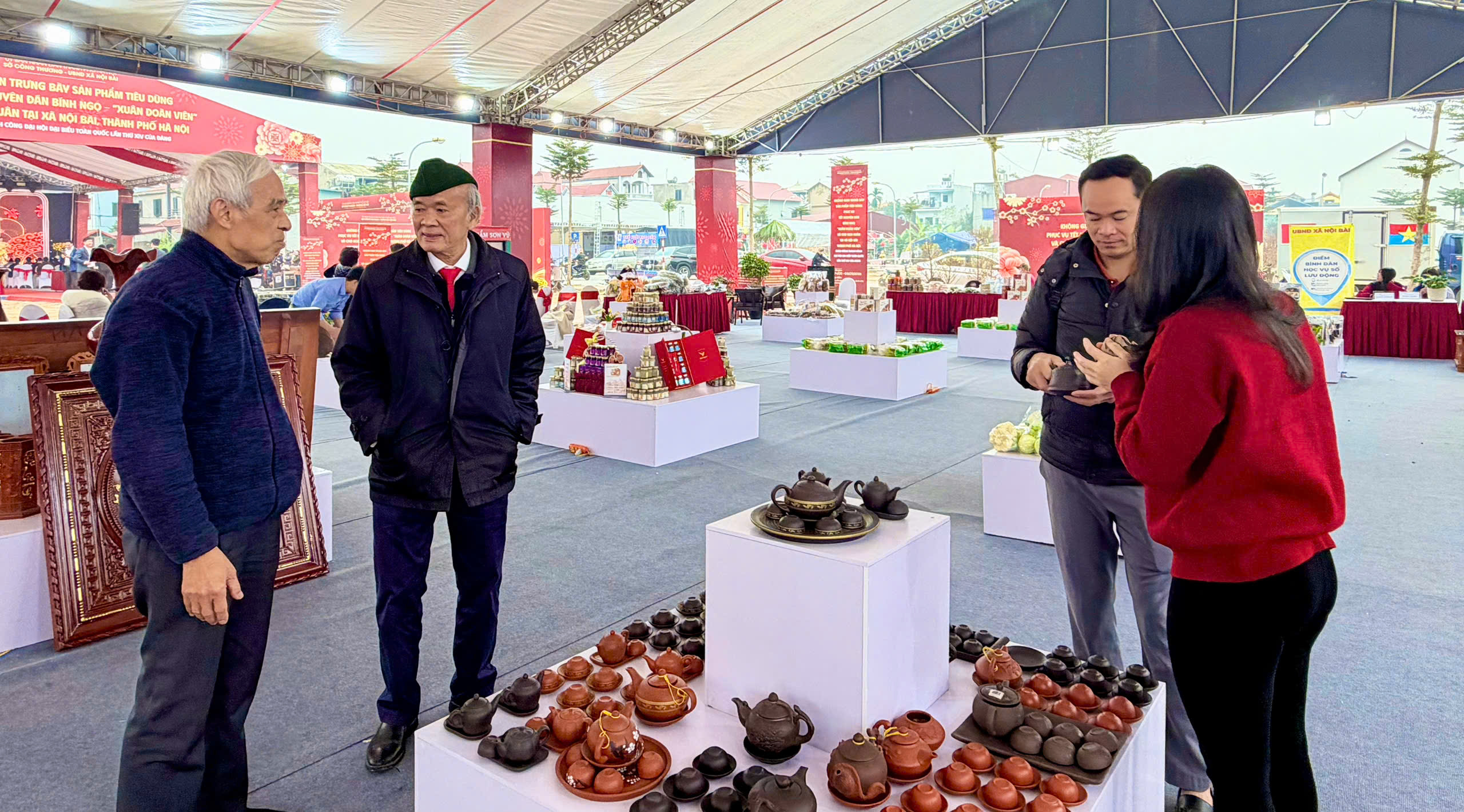 Khai mạc không gian trưng bày sản phẩm tiêu dùng phục vụ Tết tại xã Nội Bài - ảnh 9