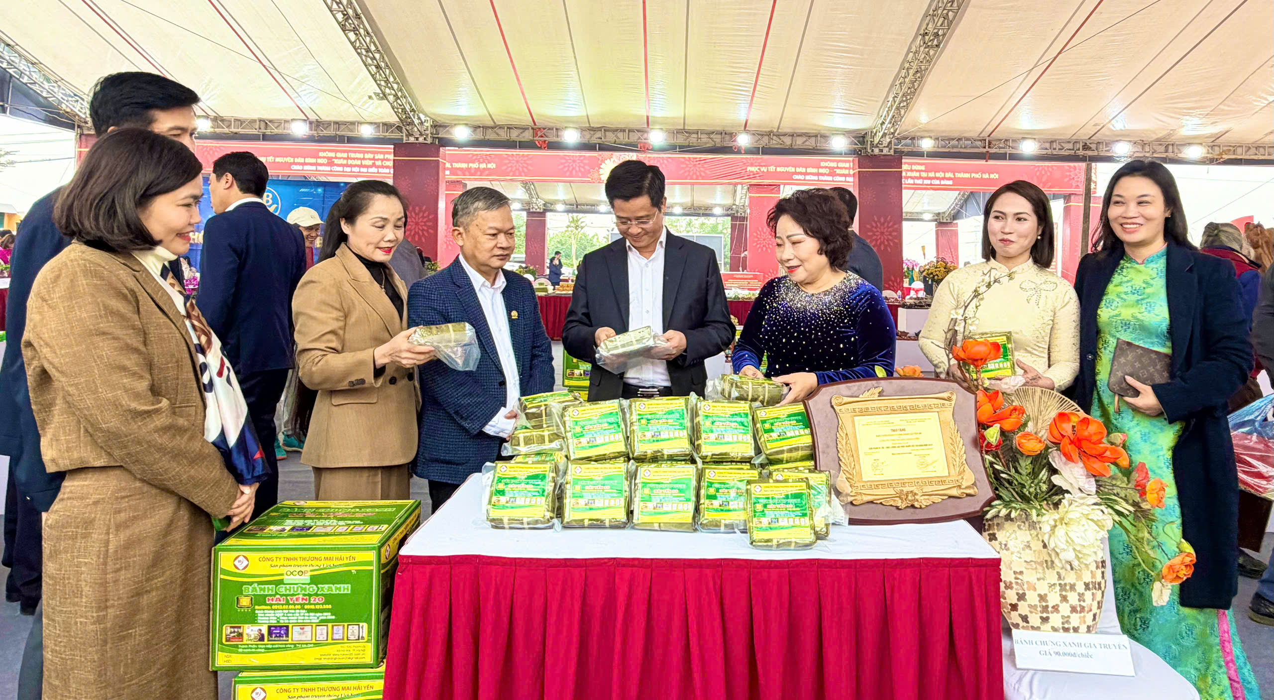 Khai mạc không gian trưng bày sản phẩm tiêu dùng phục vụ Tết tại xã Nội Bài - ảnh 5