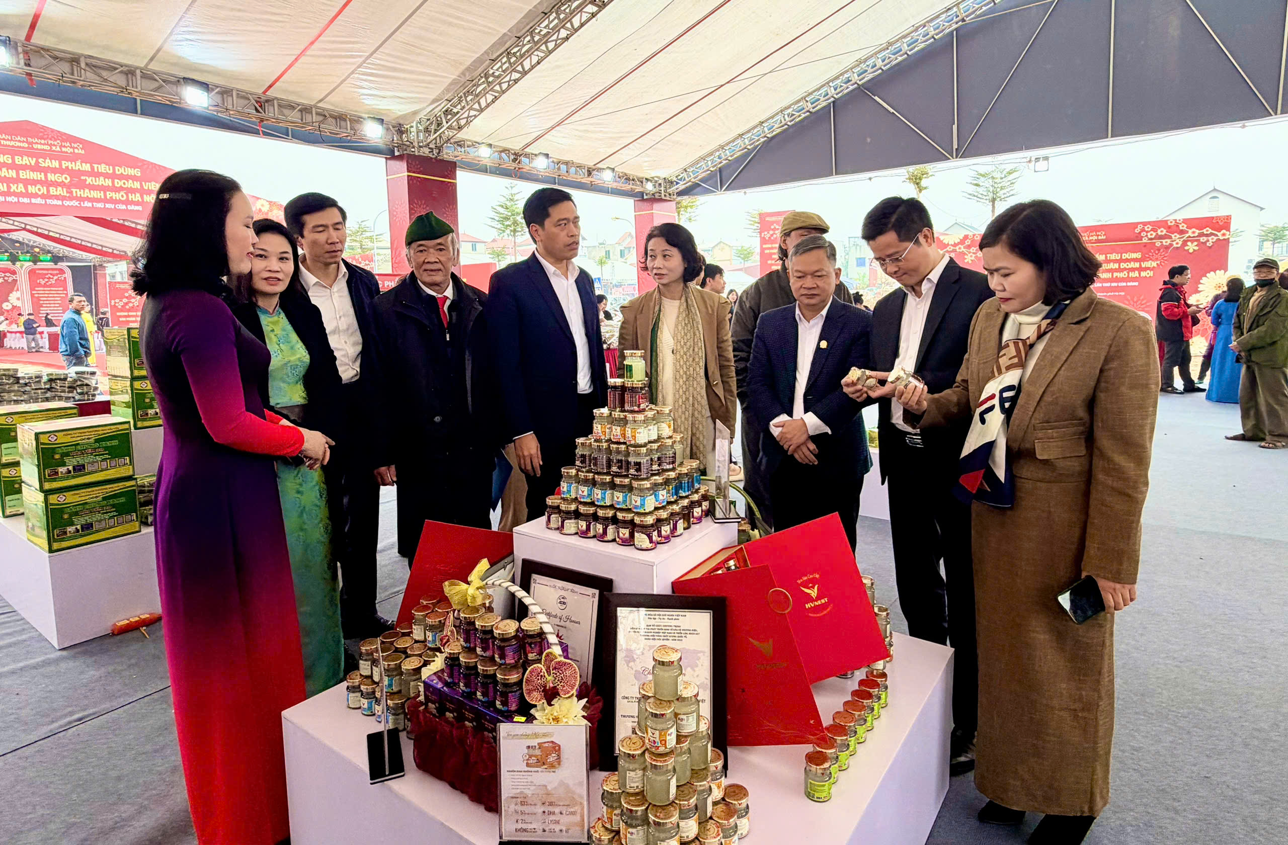 Khai mạc không gian trưng bày sản phẩm tiêu dùng phục vụ Tết tại xã Nội Bài - ảnh 1