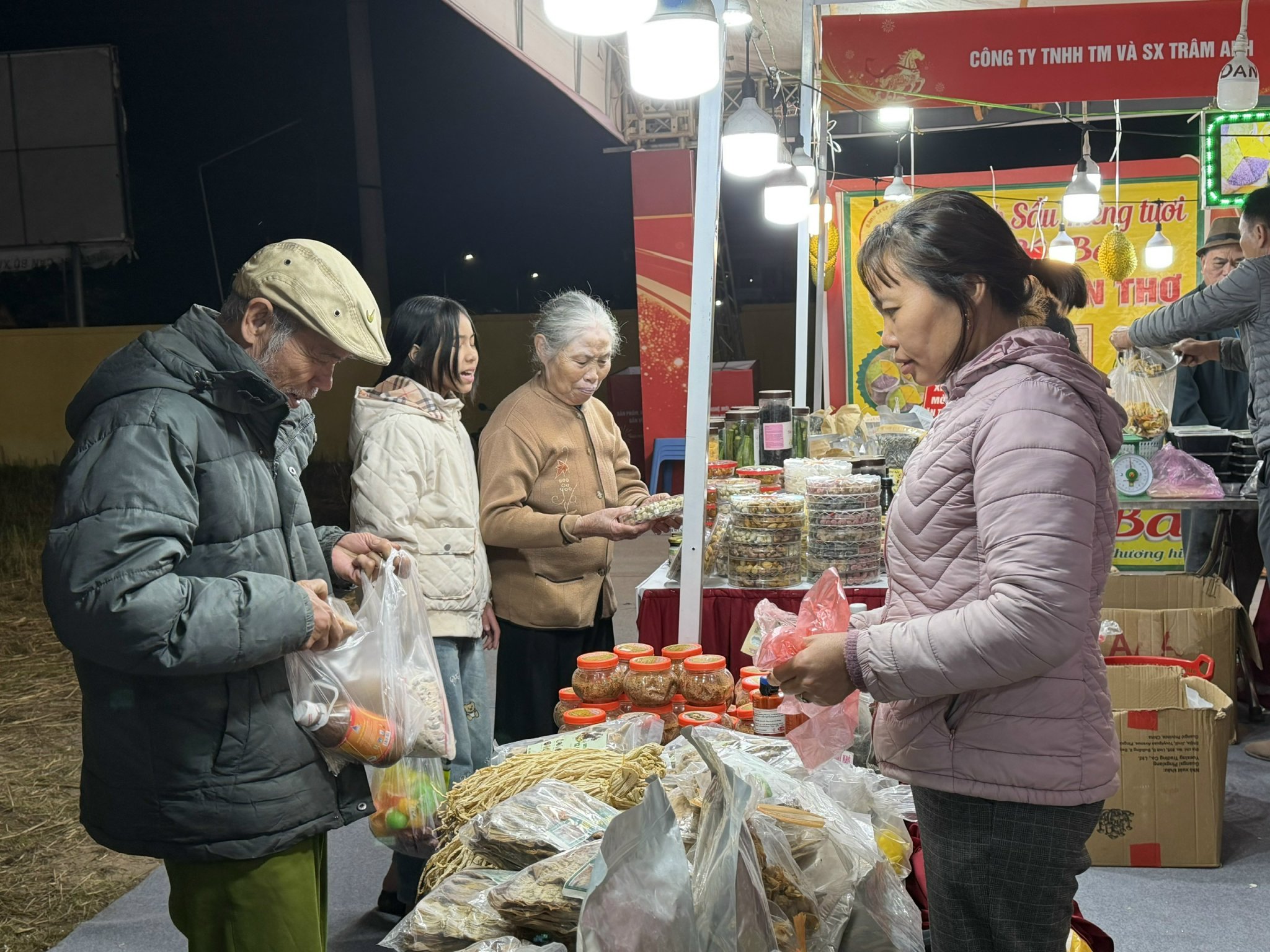 Phượng Dực rộn ràng chợ Xuân Bính Ngọ 2026: Kết nối tinh hoa làng nghề, kích cầu tiêu dùng Tết - ảnh 10
