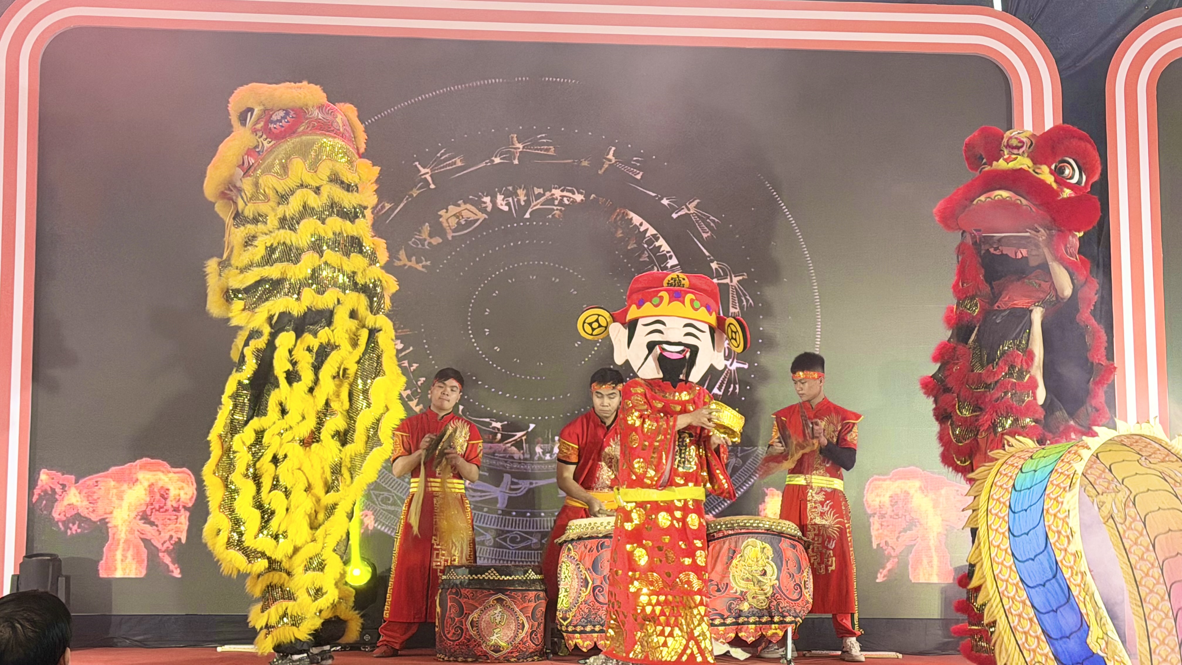 Xã Suối Hai tưng bừng tham quan mua sắm hàng Tết  - ảnh 10