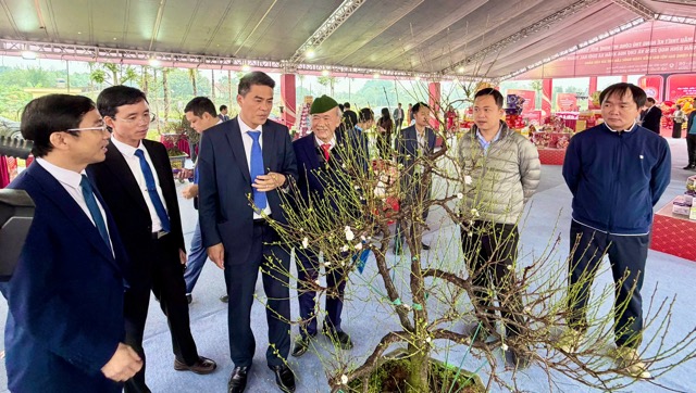 Xã Suối Hai tưng bừng tham quan mua sắm hàng Tết  - ảnh 3