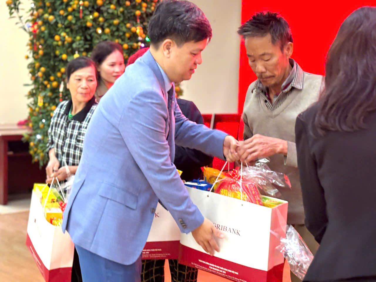 Đại biểu Quốc hội tổ bầu cử số 9 trao quà chung tay thực hiện công tác an sinh xã hội - ảnh 3