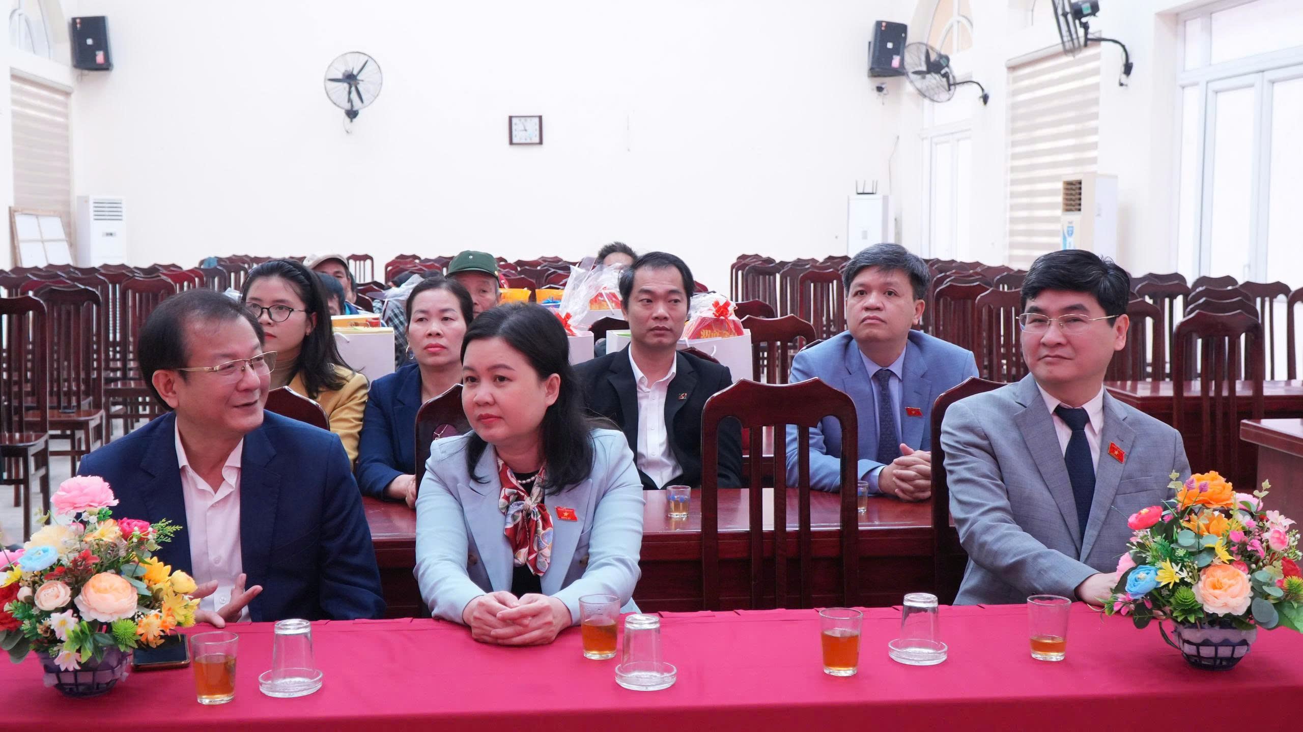 Đại biểu Quốc hội tổ bầu cử số 9 trao quà chung tay thực hiện công tác an sinh xã hội - ảnh 1