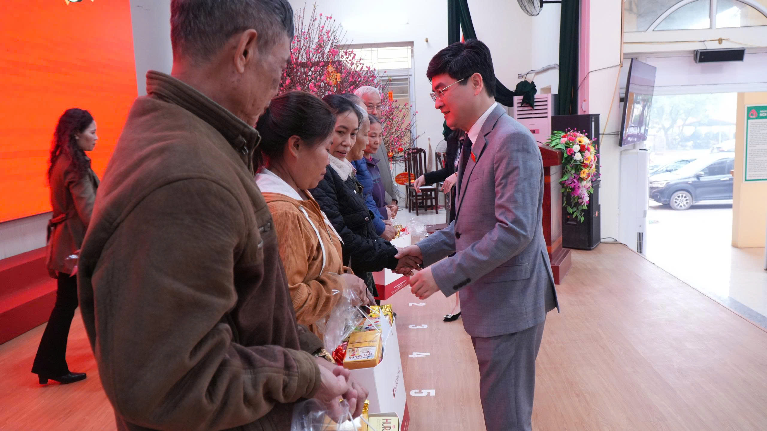 Đại biểu Quốc hội tổ bầu cử số 9 trao quà chung tay thực hiện công tác an sinh xã hội - ảnh 2