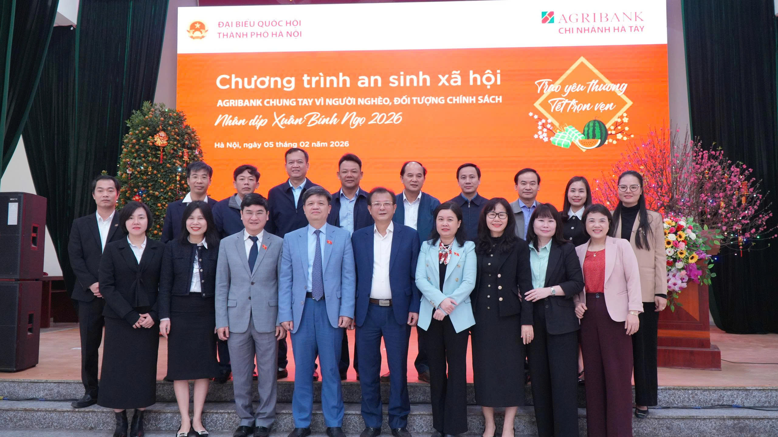 Đại biểu Quốc hội tổ bầu cử số 9 trao quà chung tay thực hiện công tác an sinh xã hội - ảnh 6