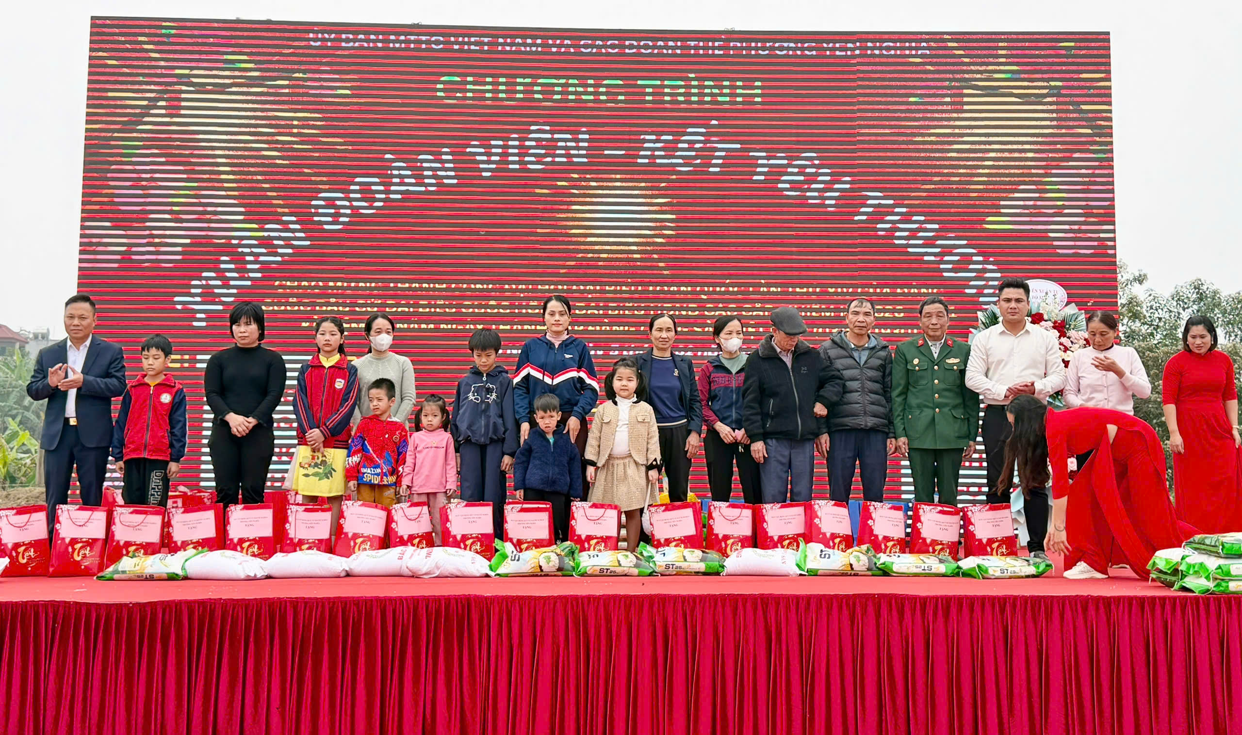 Xuân về trên phường Yên Nghĩa: Đoàn kết – sẻ chia – lan tỏa yêu thương - ảnh 17