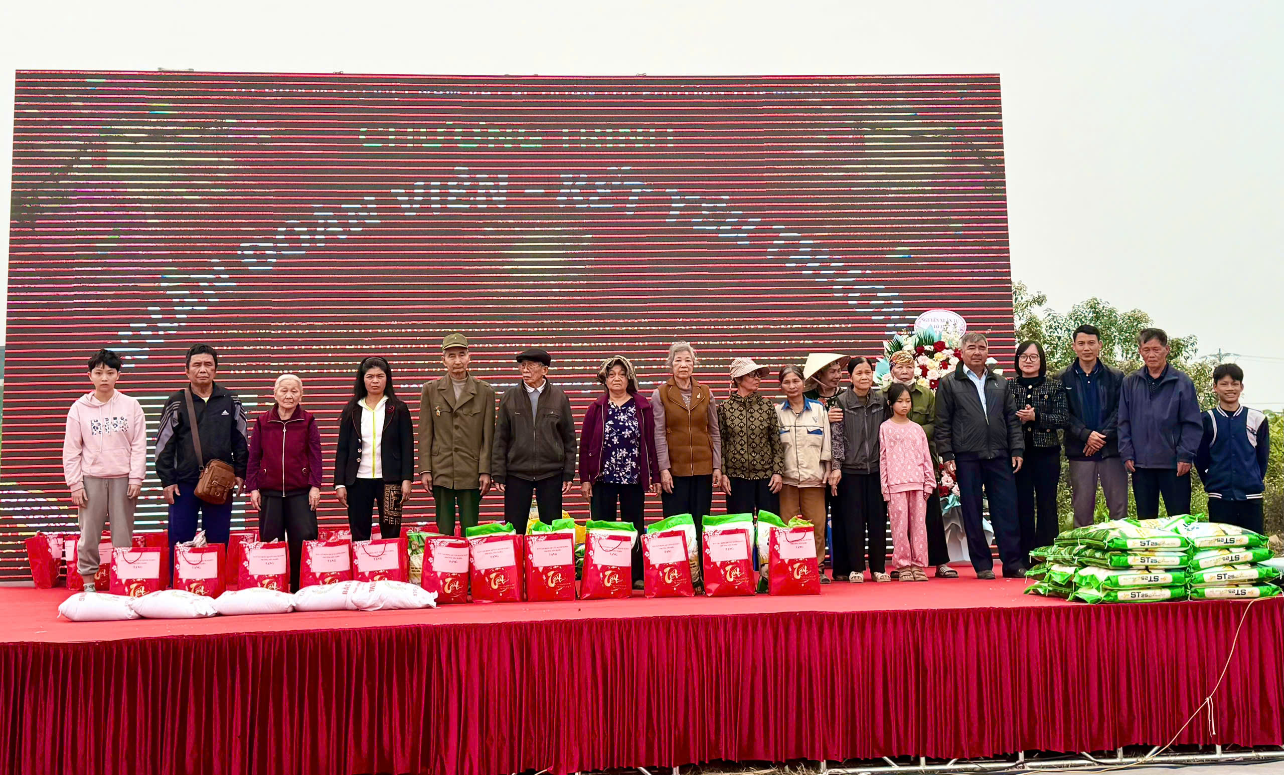 Xuân về trên phường Yên Nghĩa: Đoàn kết – sẻ chia – lan tỏa yêu thương - ảnh 15