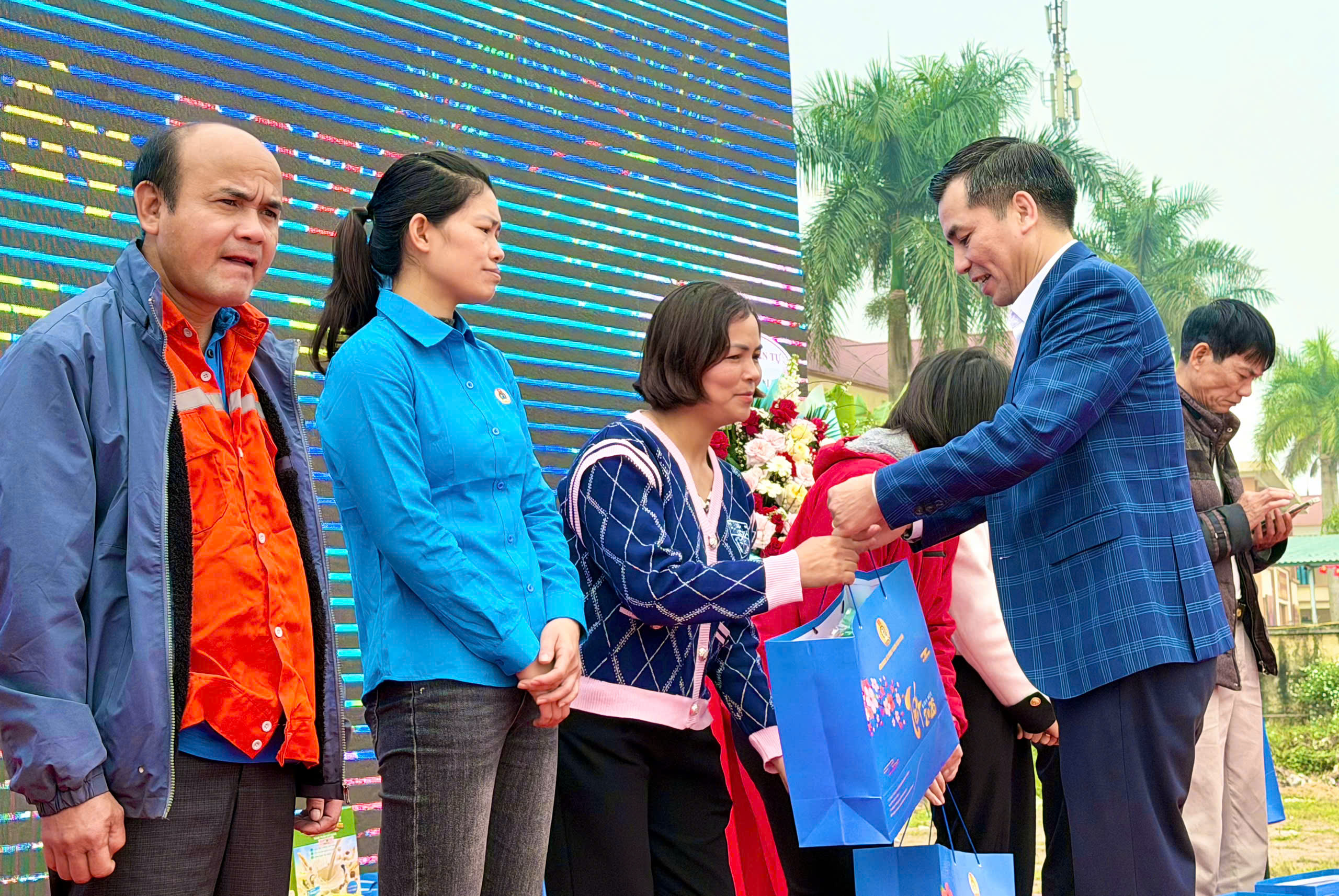 Xuân về trên phường Yên Nghĩa: Đoàn kết – sẻ chia – lan tỏa yêu thương - ảnh 12