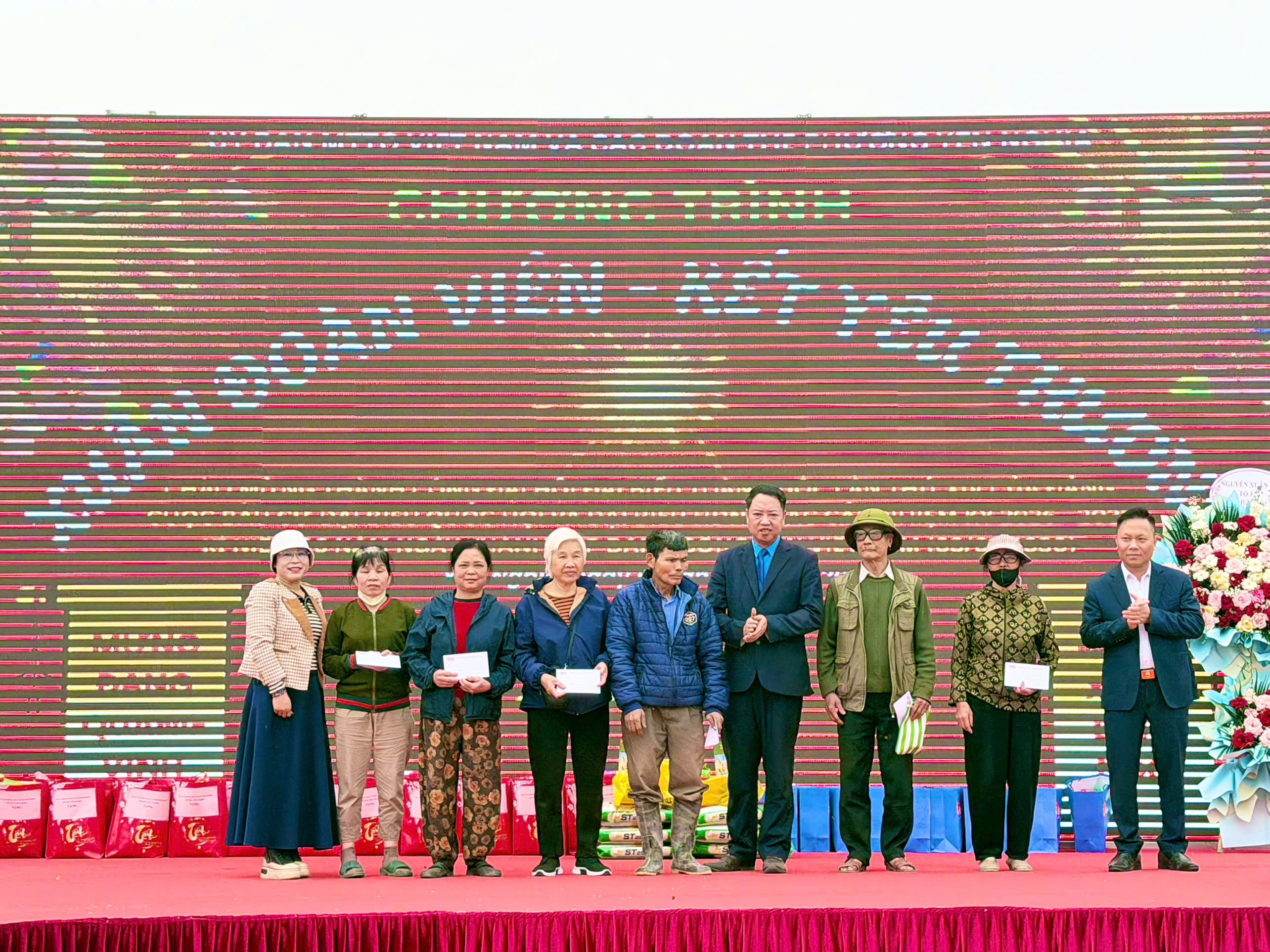 Xuân về trên phường Yên Nghĩa: Đoàn kết – sẻ chia – lan tỏa yêu thương - ảnh 13