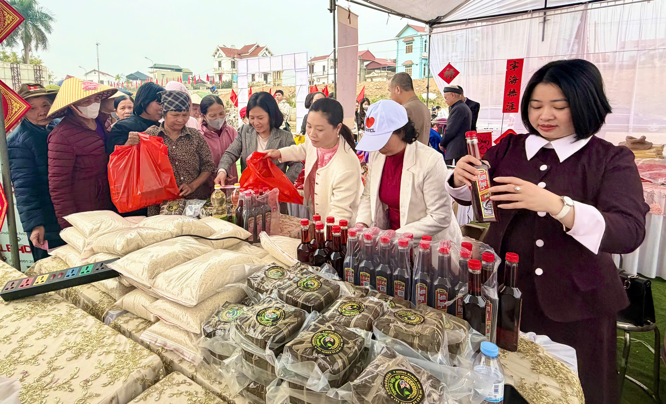 Xuân về trên phường Yên Nghĩa: Đoàn kết – sẻ chia – lan tỏa yêu thương - ảnh 18