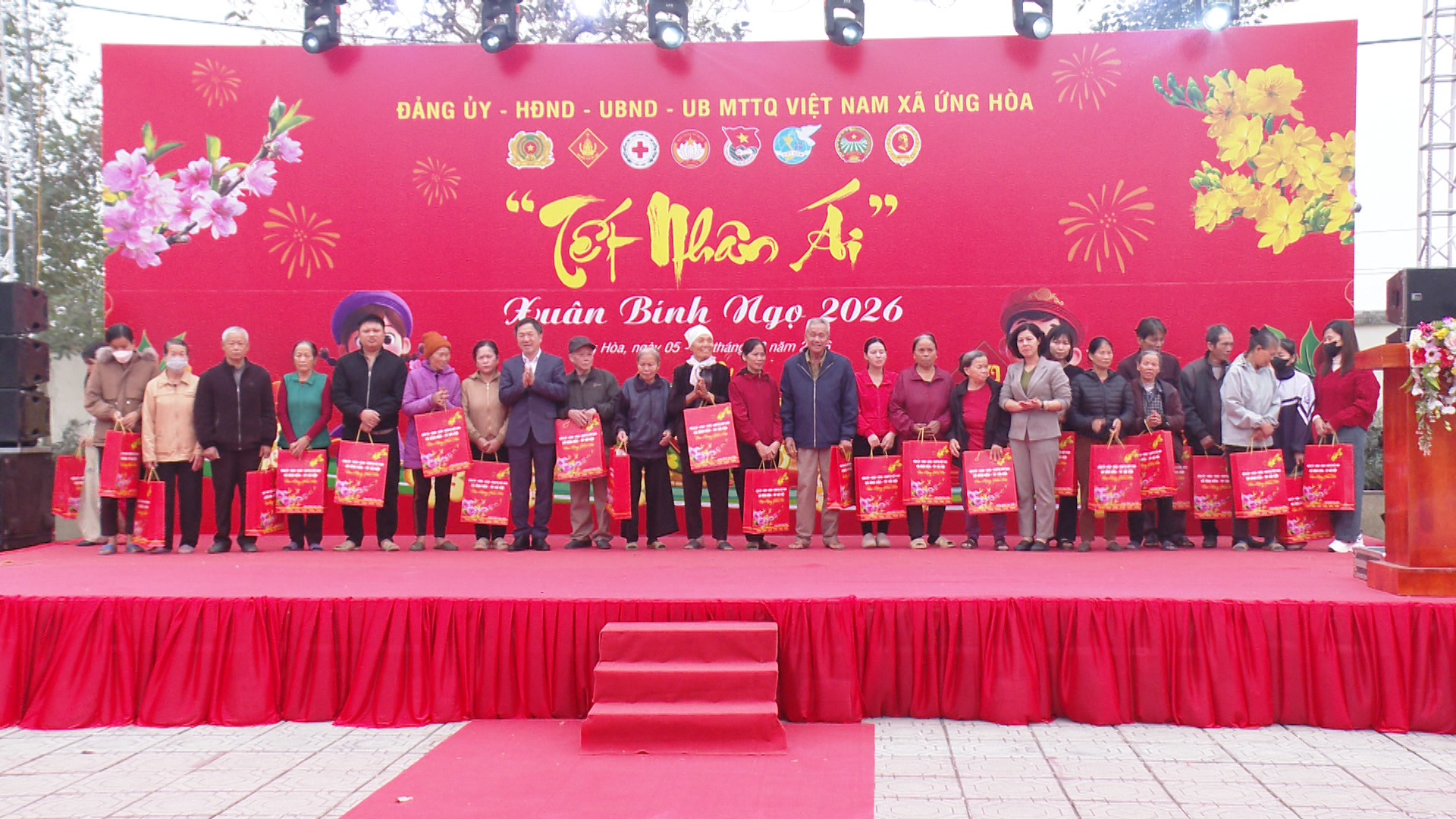 Xã Ứng Hòa: Ấm áp chương trình Tết Nhân ái, trao 500 suất quà cho các hộ khó khăn - ảnh 5