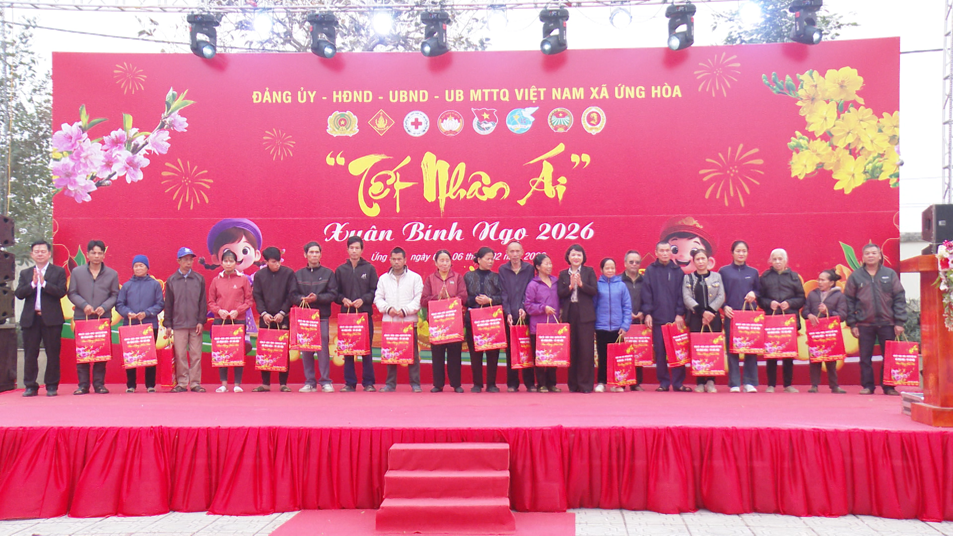 Xã Ứng Hòa: Ấm áp chương trình Tết Nhân ái, trao 500 suất quà cho các hộ khó khăn - ảnh 6