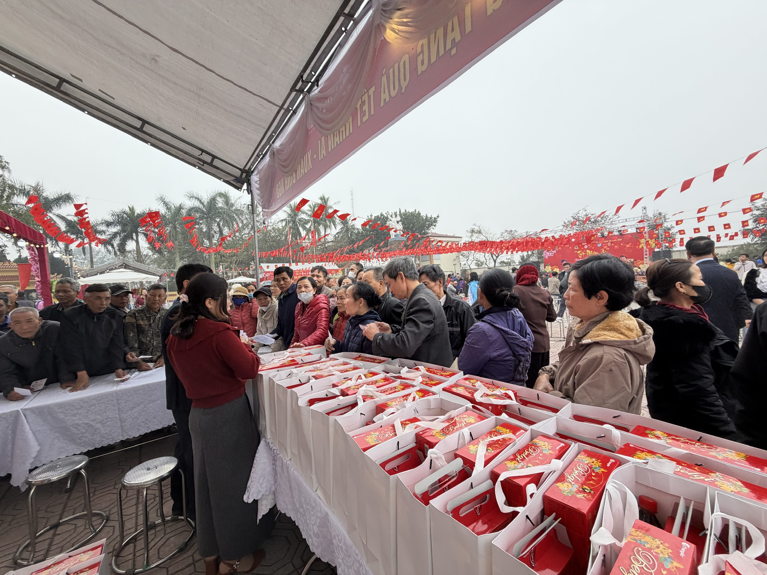 Xã Ứng Hòa: Ấm áp chương trình Tết Nhân ái, trao 500 suất quà cho các hộ khó khăn - ảnh 9